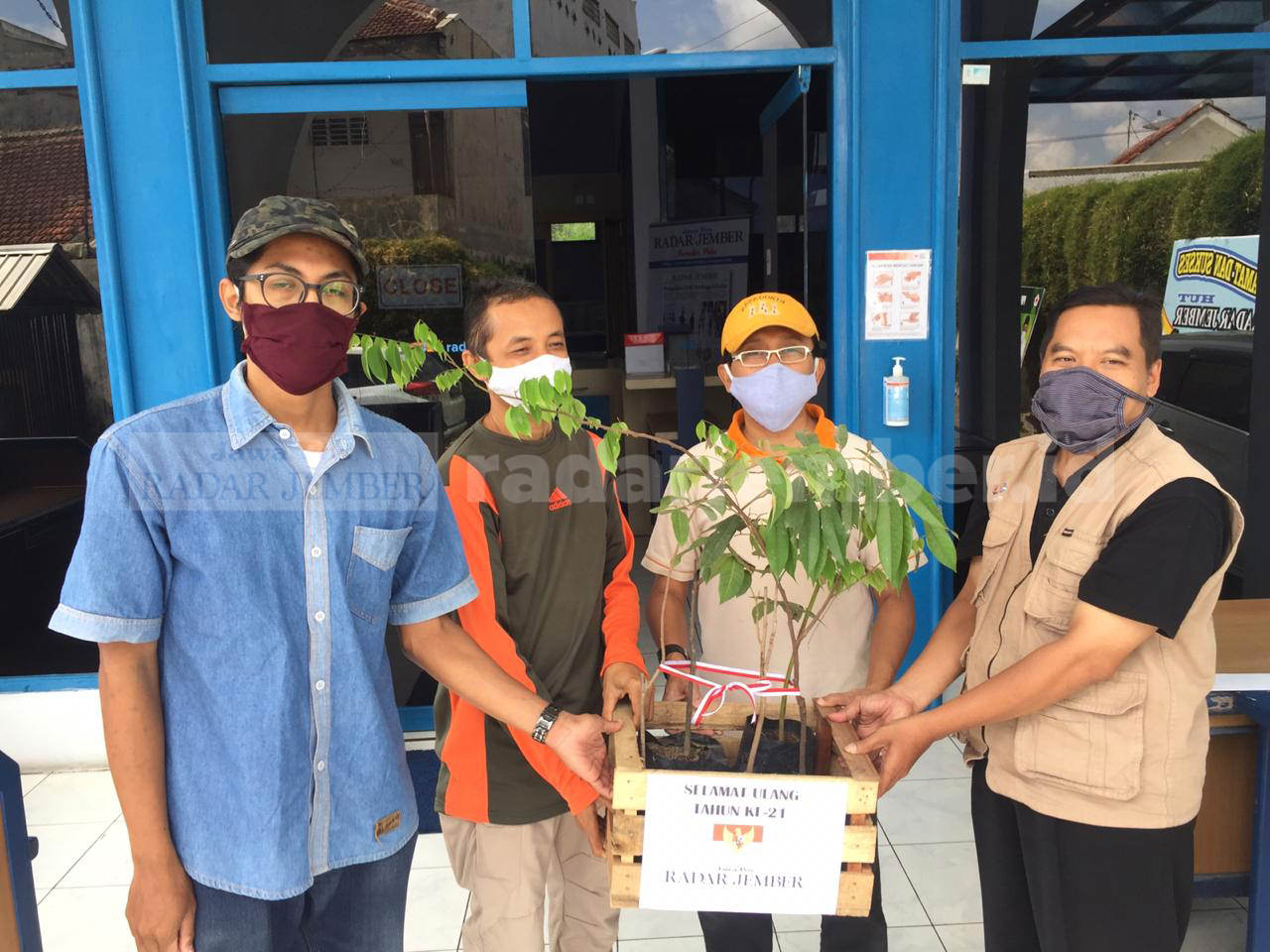 SEMANGAT BARU: Direktur Jawa Pos Radar Jember Abdul Choliq Baya dan General Manager Jawa Pos Radar Jember MS Rasyid saat mendapatkan cenderamata berupa pohon buah dari Komunitas Tanoker, Kecamatan Ledokombo, kemarin (20/7) pagi.