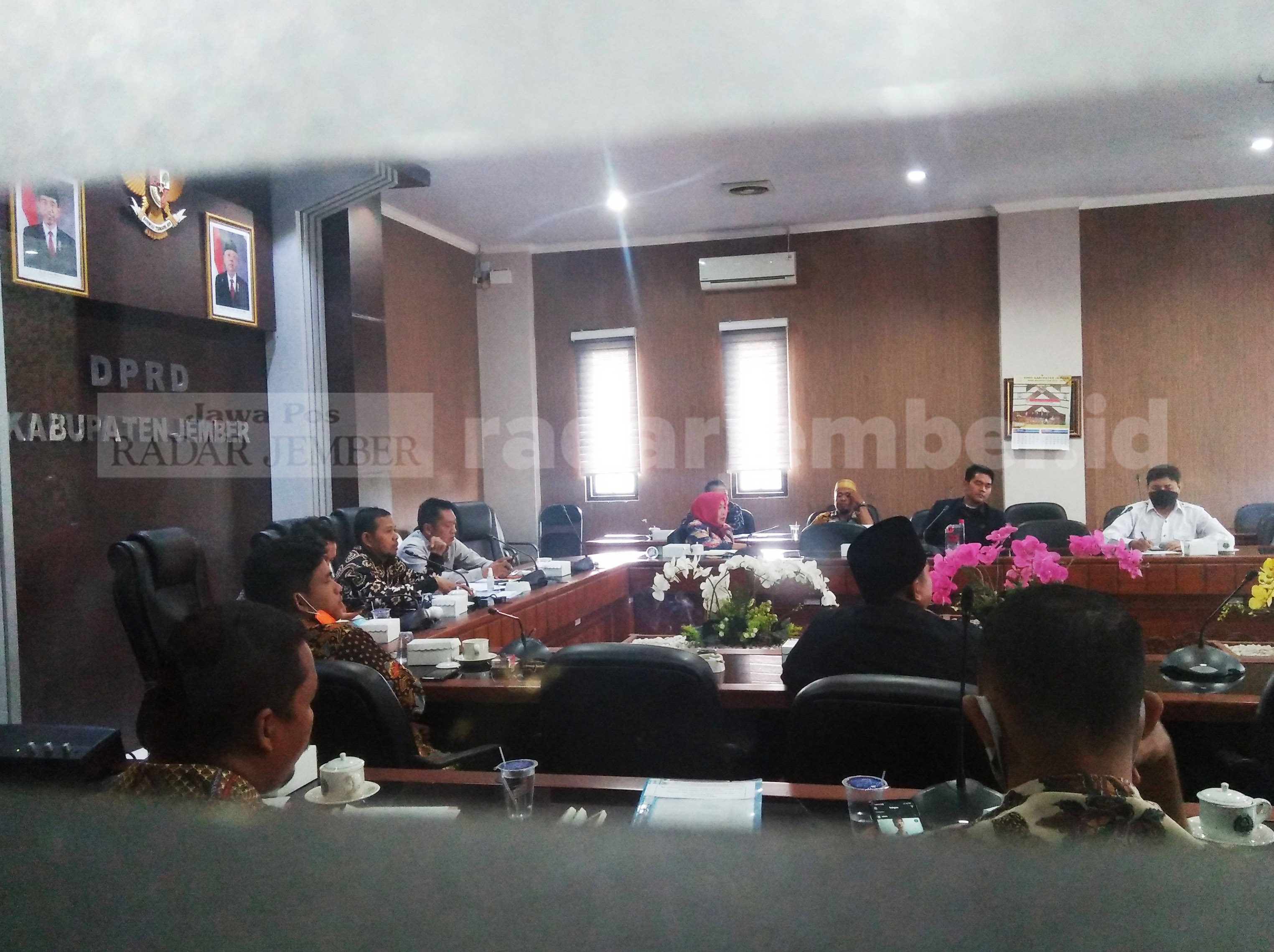 BELUM KLIR: Komisioner KPU dan Bawaslu Jember rapat bersama Pansus Pilkada di DPRD Jember, kemarin (9/7). Salah satu pembahasan yang mengemuka adalah tentang pembukaan data pendukung pasangan calon perseorangan ke publik.