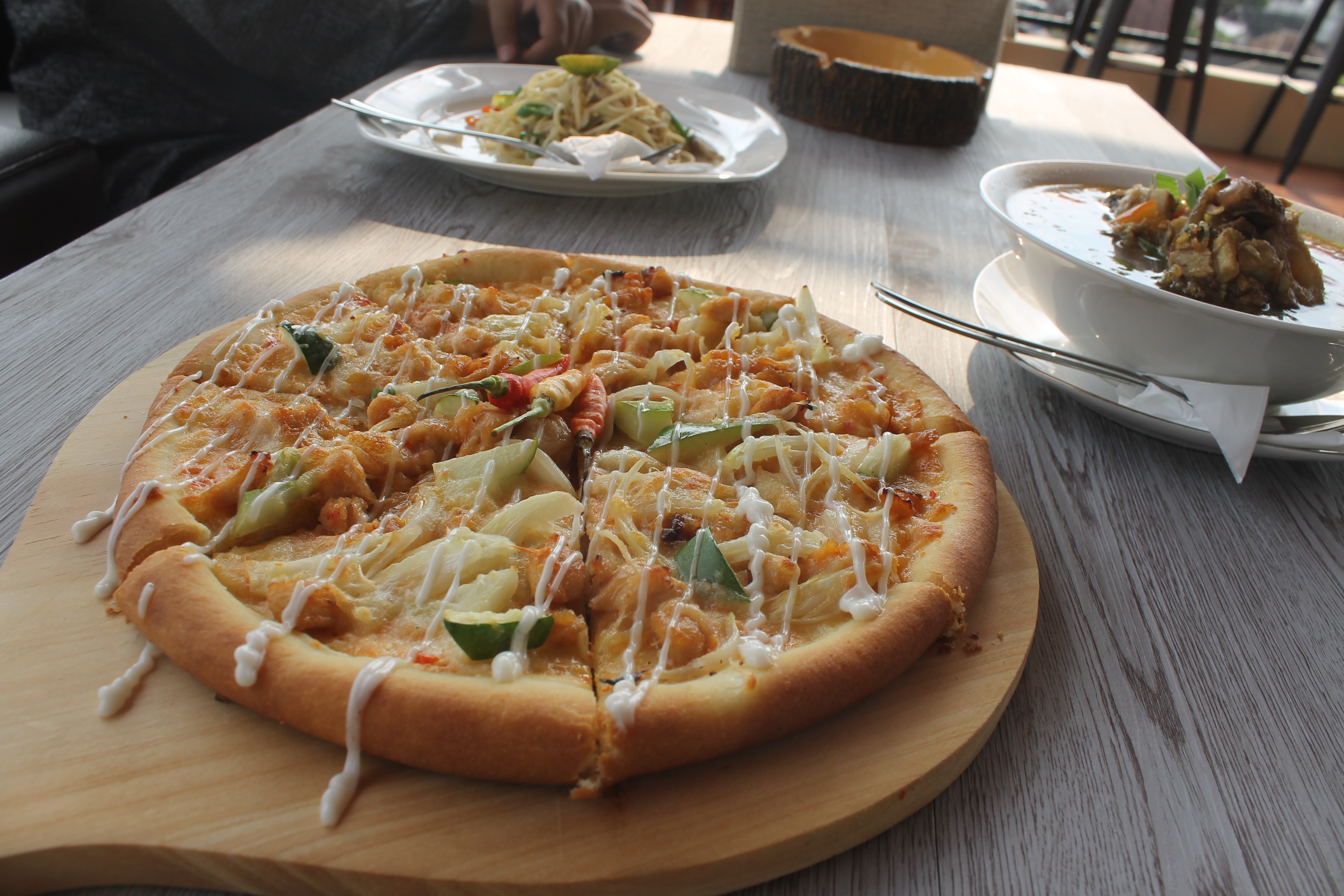 INSTAGRAMABLE: Selain kuliner yang nikmat, didukung pemandangan dari rooftop lantai 4