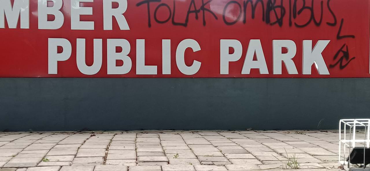 VANDALISME: Entah siapa yang melakukan, namun aksi corat-coret fasilitas publik seperti Jember Public Park ini tak dibenarkan dan merusak pemandangan.