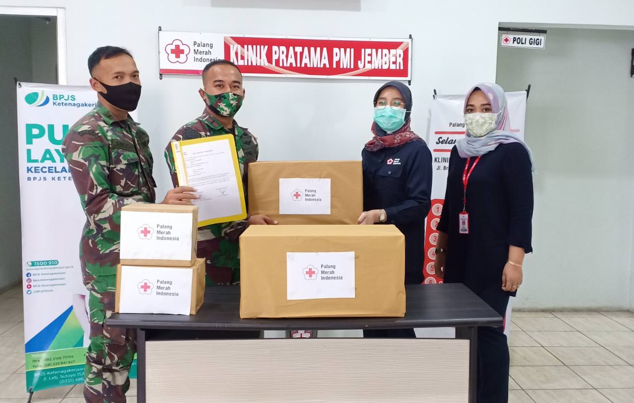 DUKUNG TUGAS TNI: Mewakili Ketua PMI Jember H EA Zaenal Marzuki, Kepala Klinik Pratama PMI drg Ayu Dwi Anggraheni menyerahkan bantuan obat-obatan yang diterima Letda Hadi Widiyanto, mewakili Yonif Raider 515.
