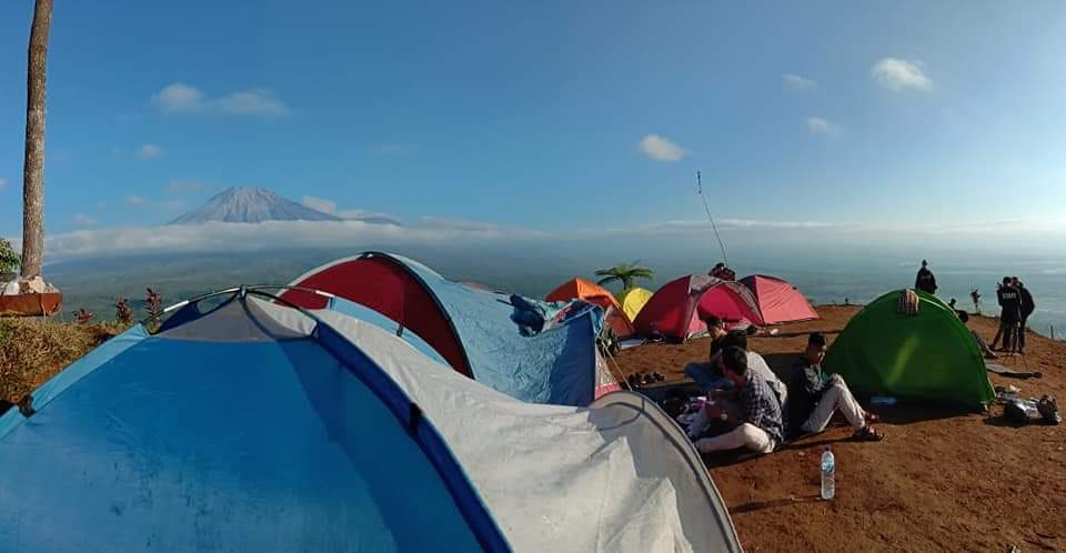 TERHAMPAR KEINDAHAN: Pemandangan alam yang terhampar begitu indah ketika dilihat dari puncak Gunung Wayang, dapat dinikmati oleh para penunjung dengan mendirikan tenda. Tak hanya keindahan laut pantai selatan, namun juga bisa menyaksikan puncak Mahameru.