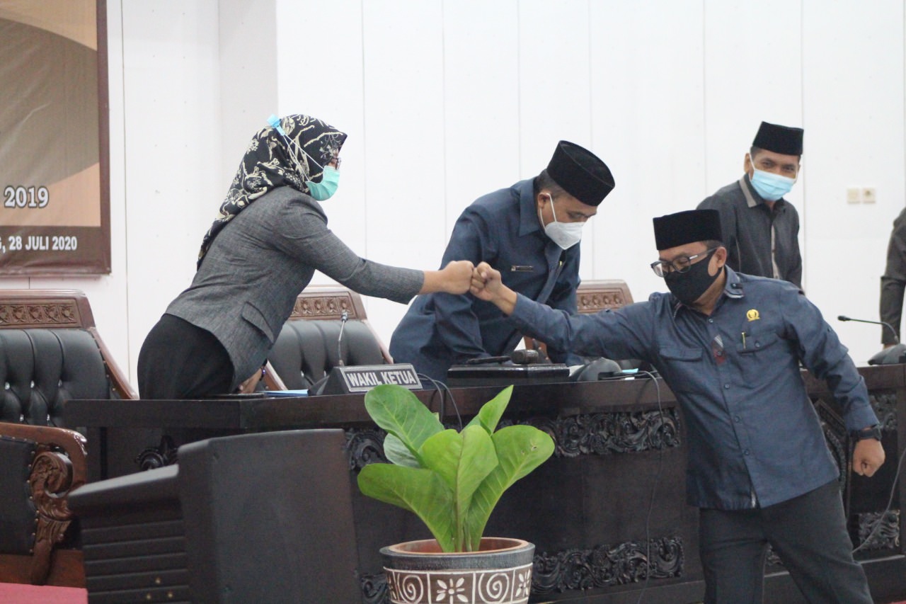 DIWAKILKAN: Fraksi Demokrat melalui H Idris Marquzi saat menyerahkan PU pada H Akhmat dalam rapat paripurna penyampaian pandangan akhir fraksi-fraksi, kemarin.