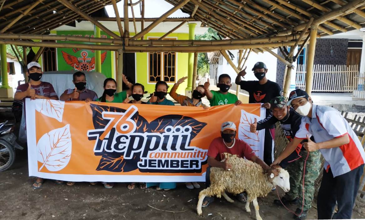 KOMPAK: Komunitas karang taruna yang tergabung dalam Heppiii Community Jember saat penyerahan hewan kurban.