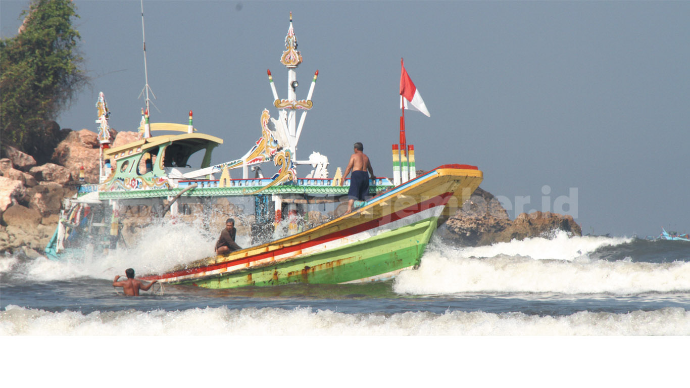 NYARIS TENGGELAM: Sebuah perahu nelayan mengalami kecelakaan di jalur Pelawangan Pantai Pancer, Kecamatan Puger, sepulang dari melaut. Tak ada korban jiwa dalam insiden ini.