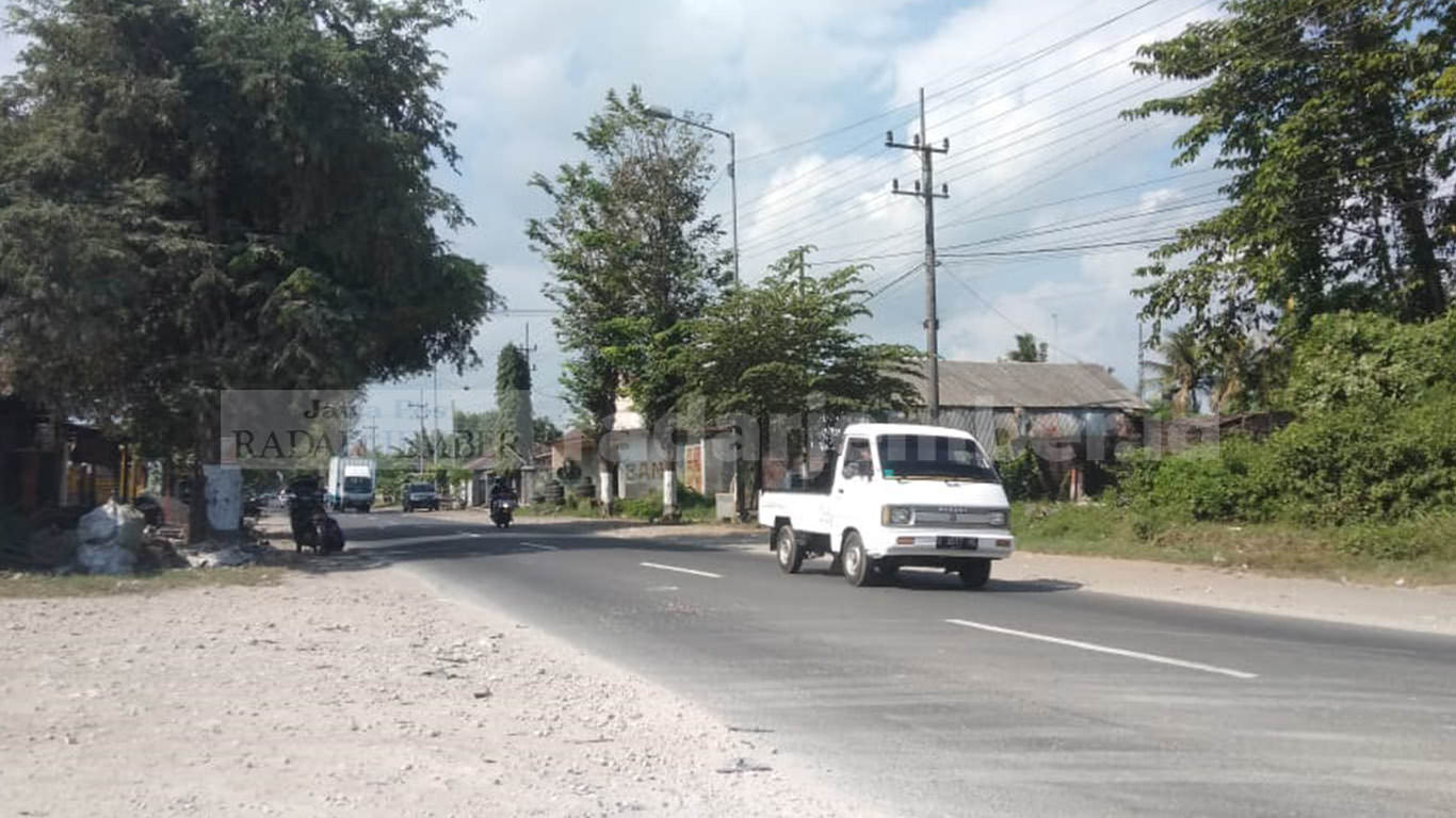 LOKASI KEJADIAN: Dua kendaraan yang terlibat kecelakaan di jalan jurusan  Balung – Puger tepatnya di Dusun Krajan, Desa Jambearum, Kecamatan Puger