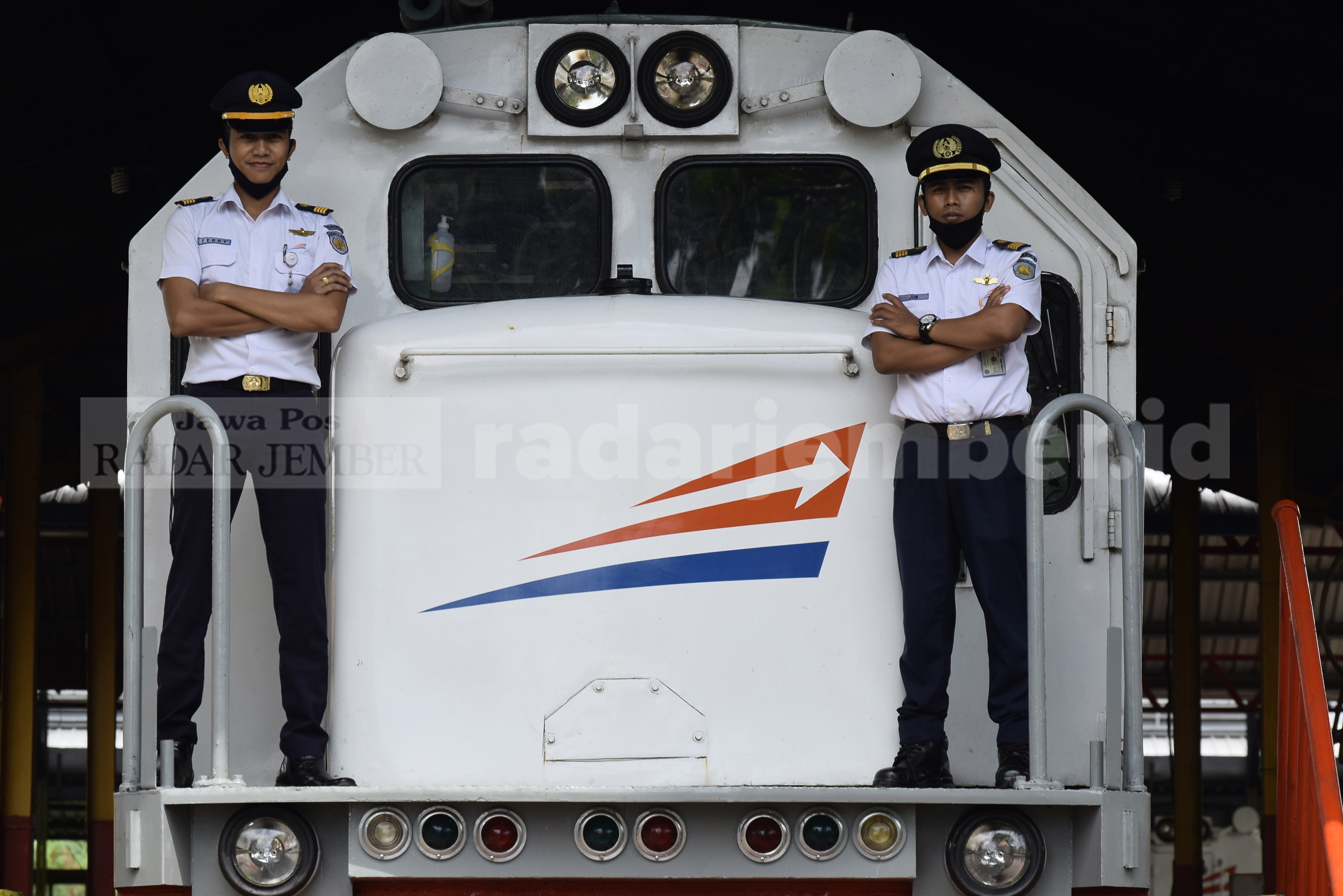 DAPAT HIKMAH: Ferry Eko Pramono (kiri) bersama Akhmad Junaedi, dua masinis kereta api di sela-sela tugas mereka. Ada banyak hikmah yang mereka ambil di tengah pandemi sekarang ini.