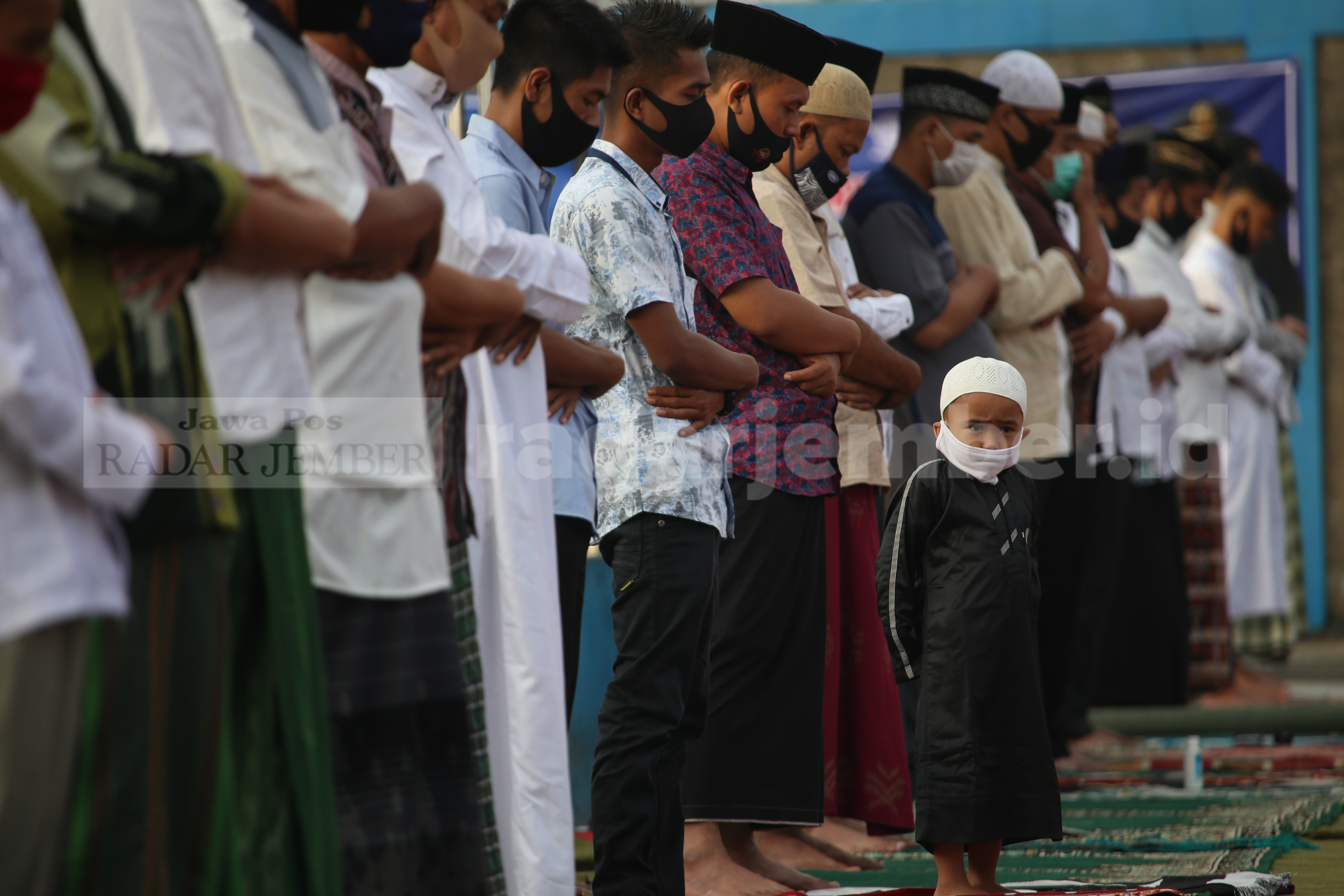 BELAJAR SALAT: Masih ada jamaah yang membawa anak balita dalam pelaksanaan salat Idul Adha, kemarin (31/7). Di sejumlah tempat, penyelenggaraan salat Idul Adha berlangsung tertib, dan sebagian besar jamaah memakai masker sebagai alat pelindung diri.
