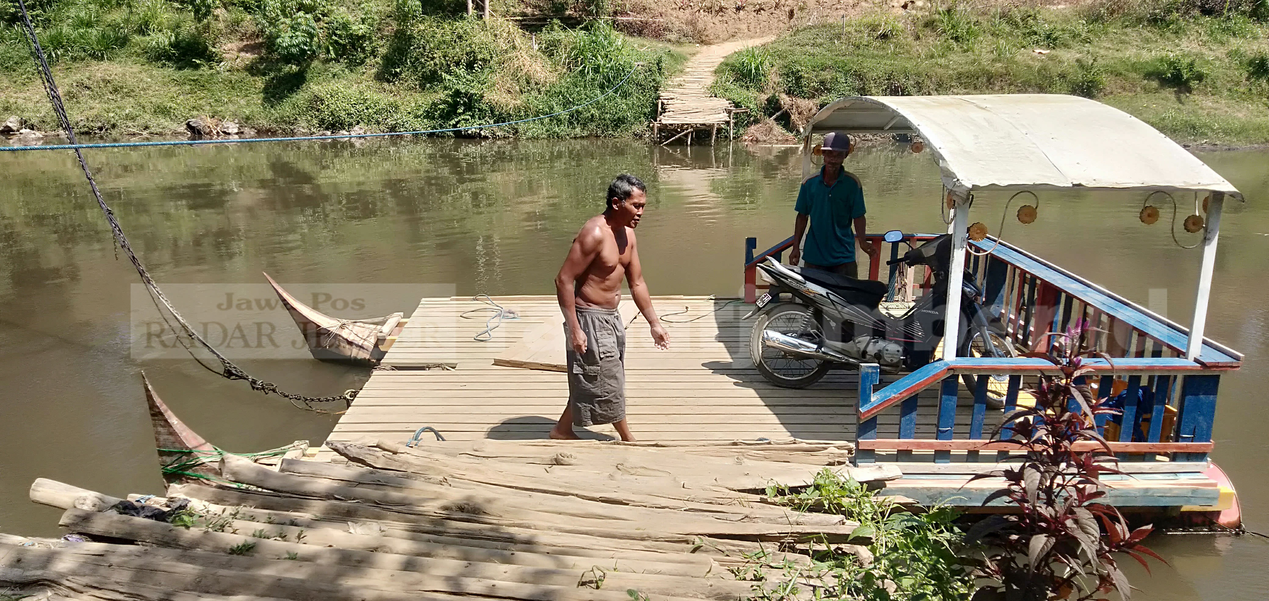 TETAP BEROPERASI: Getek rakitan yang dikemudikan Sulaiman ini tetap jalan, meski penumpang sepi. Sebab, dibutuhkan oleh warga sekitar Ambulu yang akan masuk ke hutan.