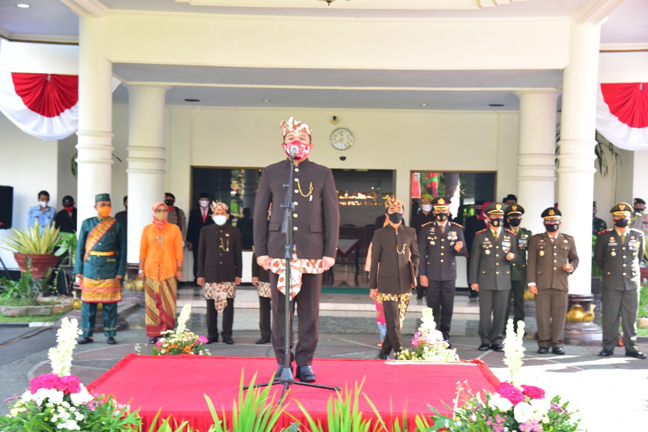 TETAP KHIDMAT: Bupati Lumajang Thoriqul Haq saat memimpin upacara upacara peringatan Hari Kemerdekaan Republik Indonesia ke-75. Seluruh peserta upacara tampak kompak mengenakan baju adat seluruh nusantara.