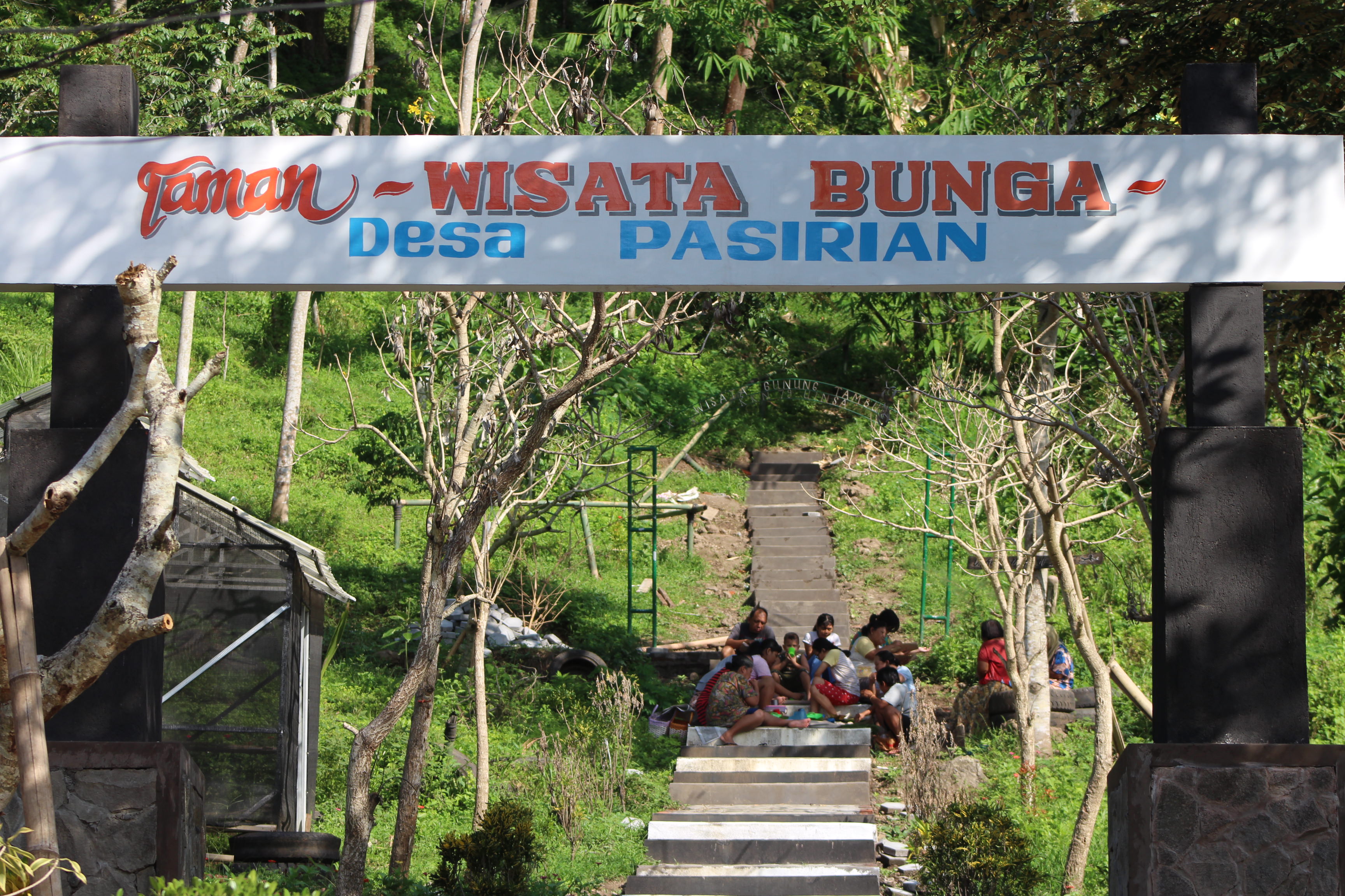 MAKIN RAMAI: Pemandangan taman wisata bunga dari bagian depan, banyak keluarga yang memutuskan berlibur ke tempat tersebut. Seperti keluarga ini, mereka datang untuk makan-makan santai di lokasi itu.