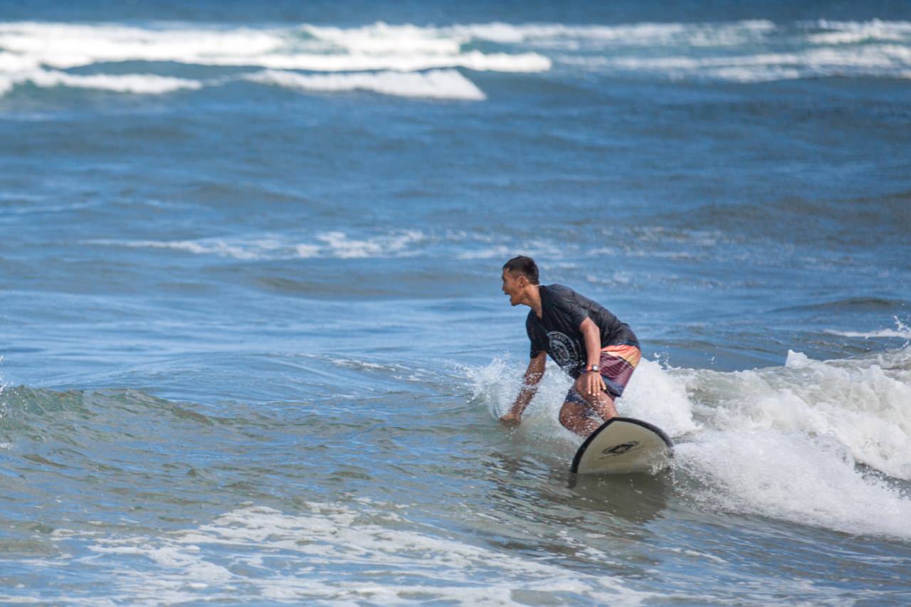 SERU DAN MENANTANG: Pengunjung lokalan terlihat asik bermain selancar di Pantai Bulu Desa Bulurejo Kecamatan Tempursari. Kini semakin banyak wisatawan asing yang penasaran dengan tempat tersebut.