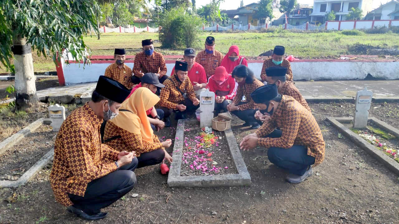 DOA DI MAKAM PAHLAWAN: Sejumlah veteran dari DHC BPK 45 Jember berdoa di makam dr Soebandi.