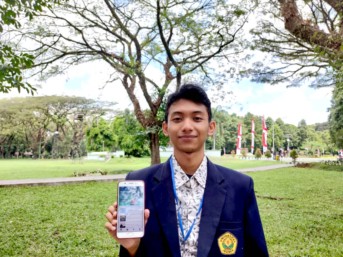 BERMANFAAT: Alifian Bayu Hibatullah, mahasiswa Fakultas Ilmu Komputer Universitas Jember, saat menunjukkan aplikasi Mastrip Siaga, belum lama ini. Pengadaan aplikasi tersebut merupakan salah satu bentuk kegiatan kuliah kerja nyata (KKN) yang dilaksanakan