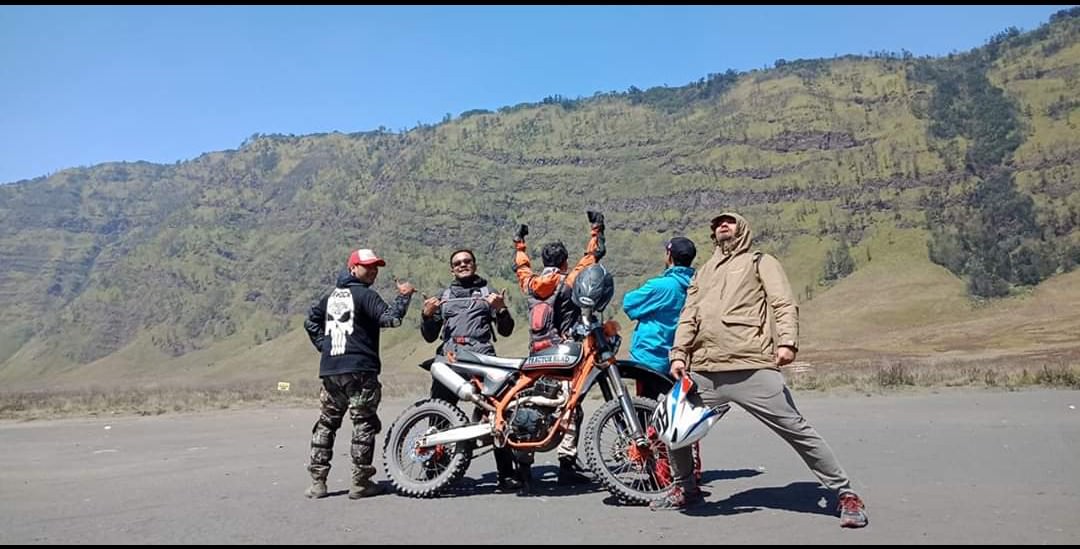 MENELUSURI HUTAN: Motor-motor trail tua tersebut juga masih eksis menjelajah ke medan-medan sulit dan menembus desa demi desa.