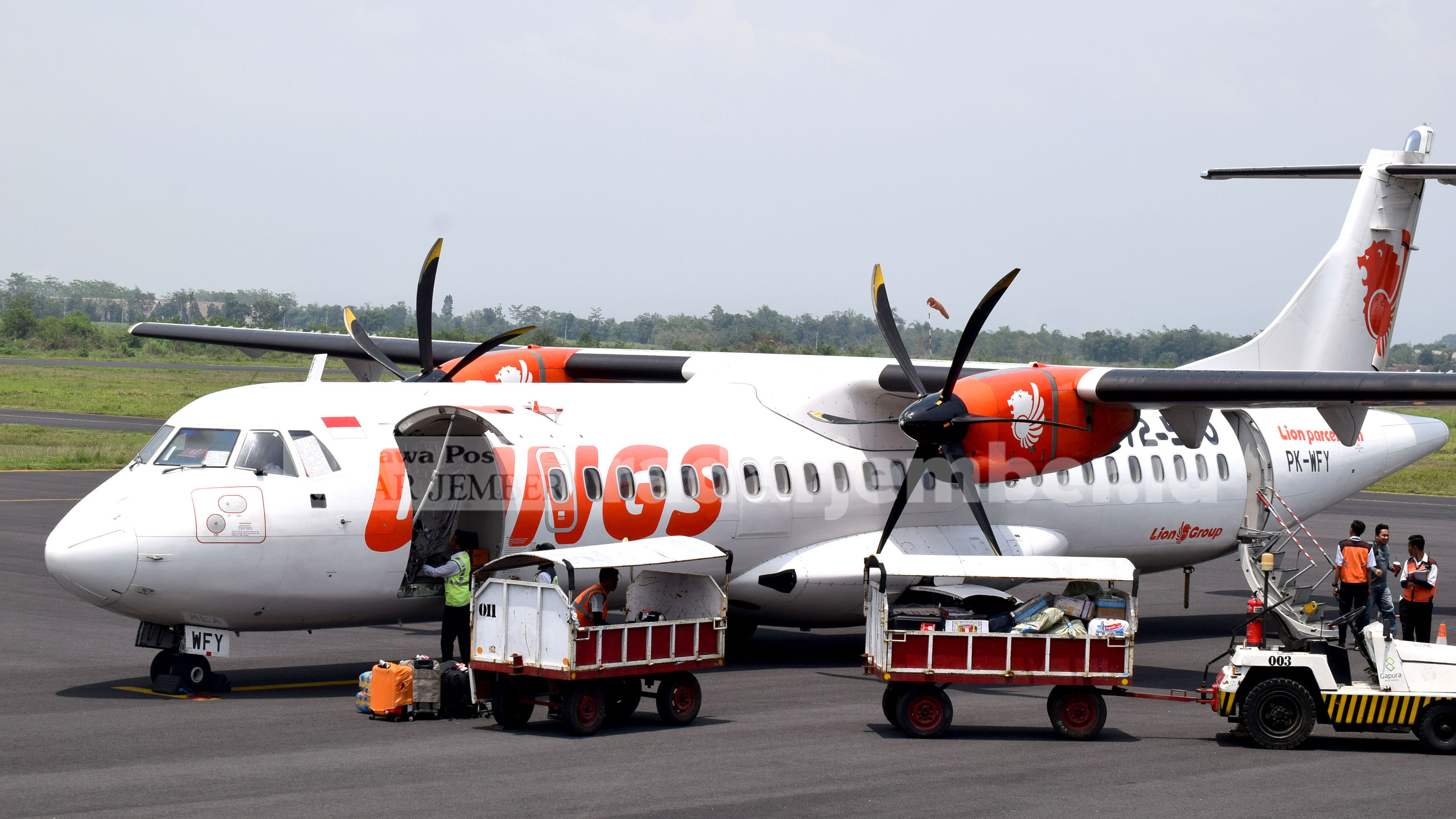 GANTI HARI: Pesawat Wings Air ketika baru mendarat di Bandara Notohadinegoro, sebelum pandemi. Saat ini, jadwal penerbangan Wings Air diubah, dari yang sebelumnya terbang setiap Jumat, beralih ke hari Rabu.