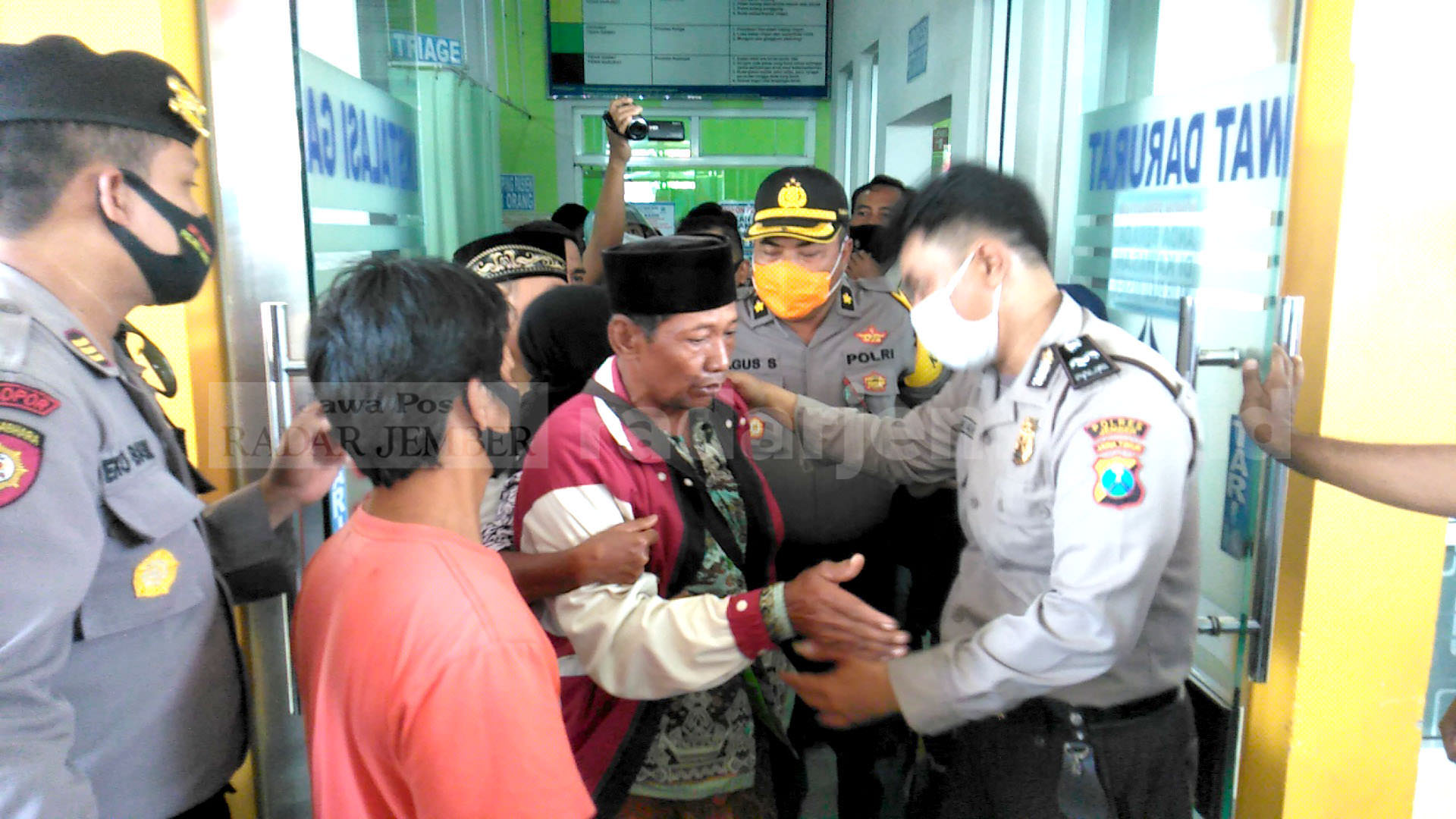 PROTES: Warga Desa Gugut, Kecamatan Rambipuji, merangsek masuk ke RSBS Jember Kidul untuk mengambil jenazah keluarganya yang diduga positif korona, kemarin (6/8).  