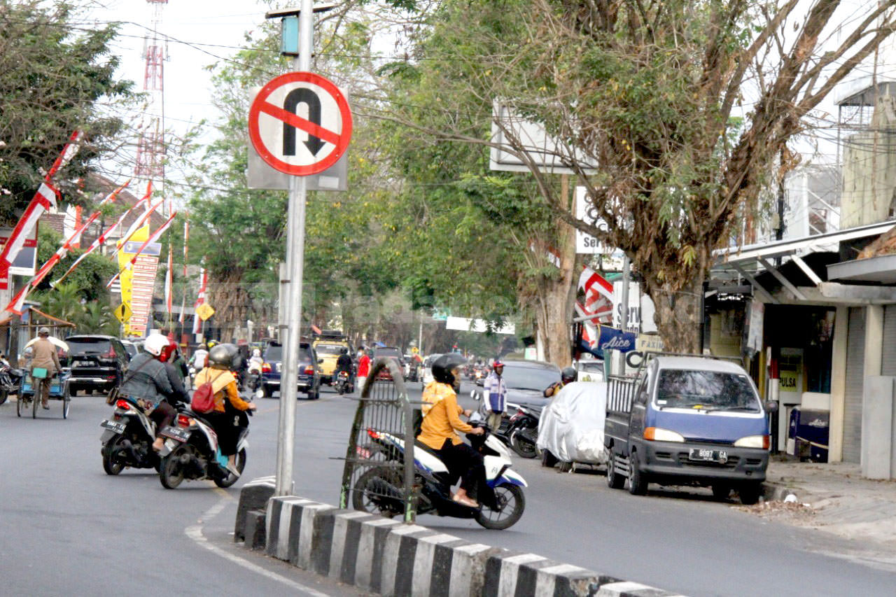 TAK PEDULI RAMBU: Banyak pengendara motor yang balik arah area Gladak Kembar. Padahal, ada rambu larangan balik arah di Jalan Letjen Panjaitan, Sumbersari, tersebut.