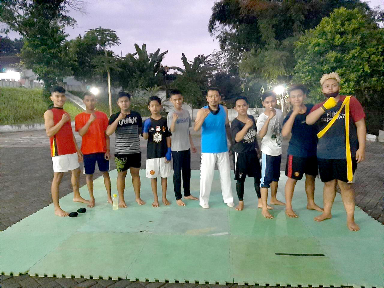 SEPEKAN DUA KALI LATIHAN: Atlet wushu sanda kembali berlatih lagi di GOR Garuda Kaliwates. Mereka rencananya akan berlatih dua kali dalam seminggu. 