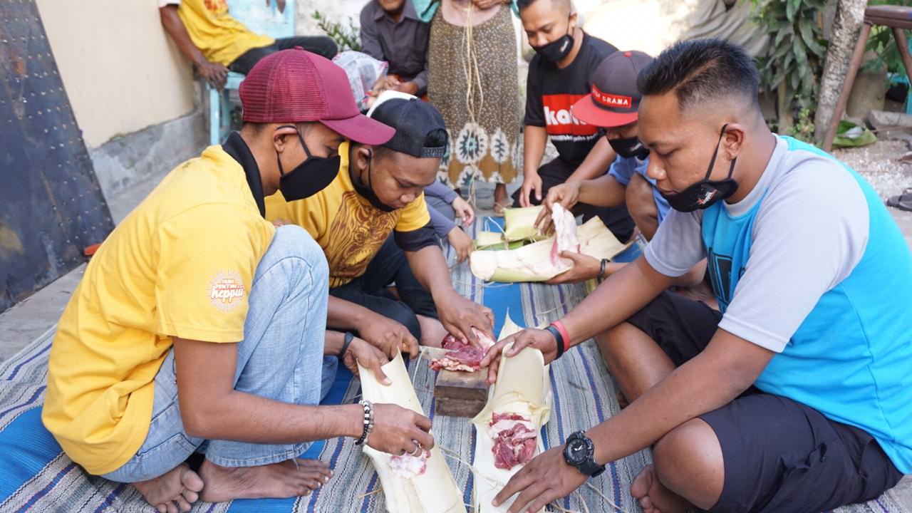 INSPIRATIF: Komunitas karang taruna yang tergabung dalam Heppiii Community Lumajang saat membungkus daging kurban dengan pelepah pisang.