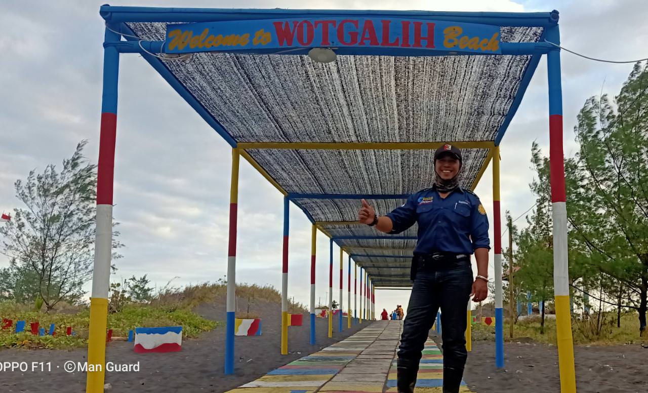 MULAI DIPERMAK: Destinasi wisata Pantai Mbah Drajid di Desa Wotgalih, Kecamatan Yosowilangun, Kabupaten Lumajang kini terus disiapkan untuk dibuka setiap hari. Beragam fasilitas insfrastuktur jalan dibenahi, serta di beberapa titik ditambahi spot foto men