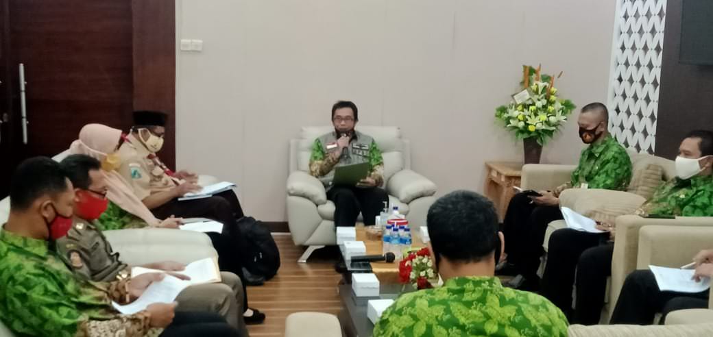 RAPAT KOORDINASI: Wakil Bupati Jember Drs KH Abdul Muqit Arief menekankan, HUT Pramuka tidak lagi digelar di alun-alun.