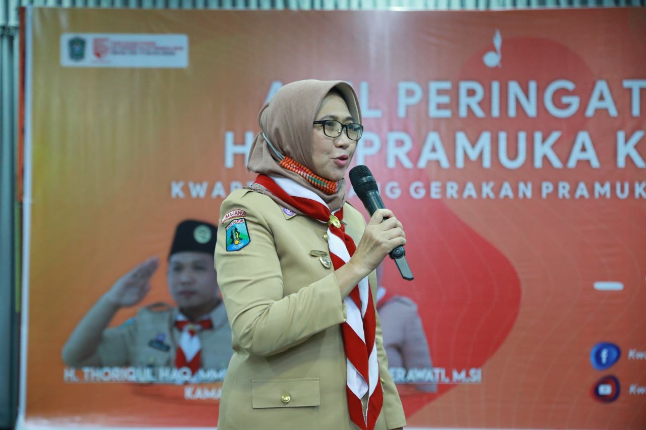 PIDATO: Bunda Indah, Kwartir Cabang Pramuka Lumajang ketika memberi arahan di Lantai 3 Pemkab Lumajang.