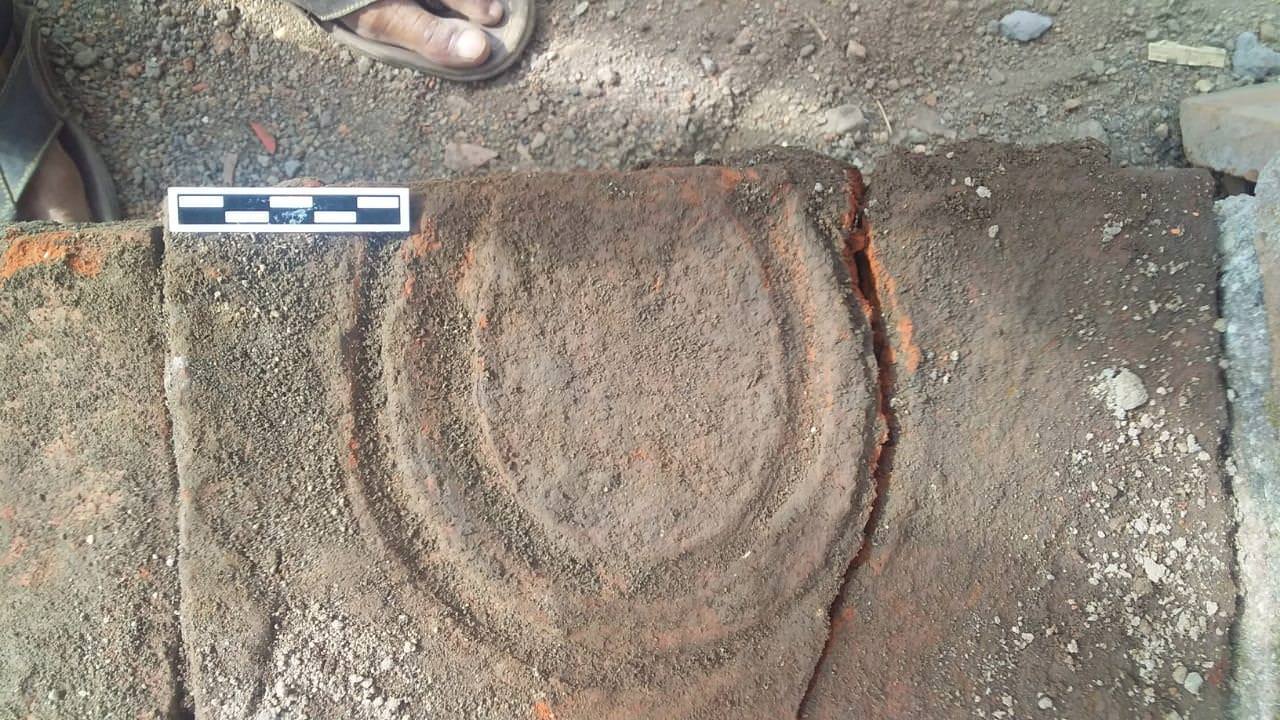 BERMOTIF: Inilah batu bata yang ditemukan di Desa Alassumur. Bentuknya yang bermotif akan didalami lagi apakah itu candi atau bangunan lainnya.