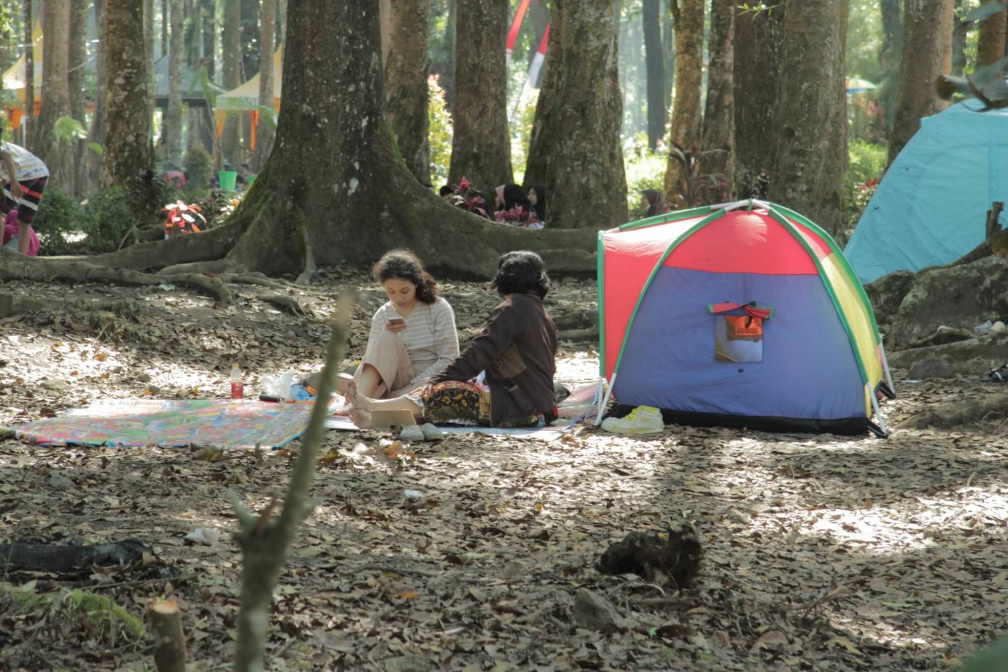 MAKIN RAMAI: Sejumlah pengunjung ketika bersantai menikmati keindahan alam di lokasi wisata Siti Soendari. Wisata yang tanpa sentuhan pemerintah daerah ini bisa melejit dan mengundang ribuan pengunjung luar daerah.