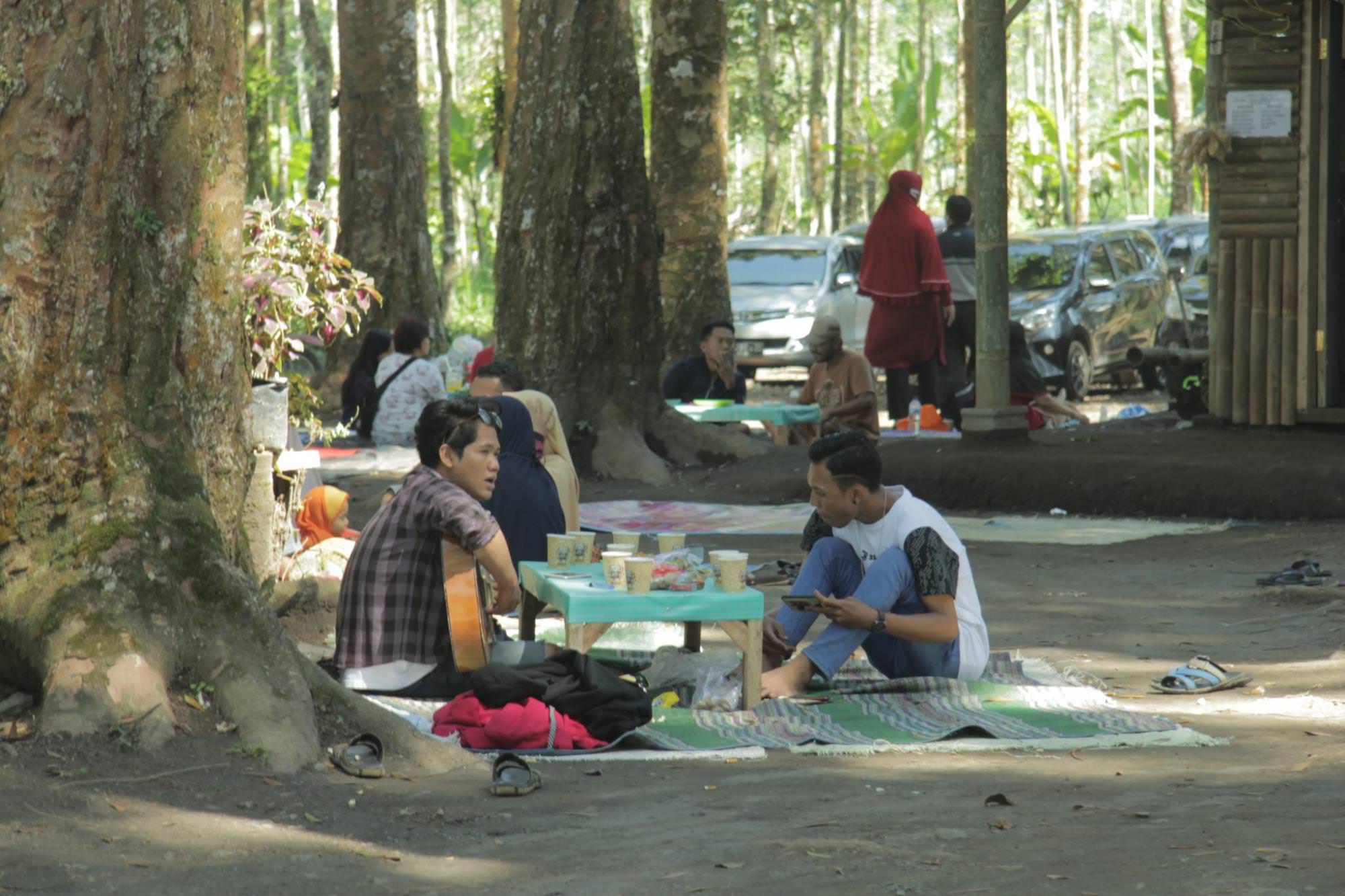 BERSANTAI: Sejumlah pengunjung ketika bersantai dibawah pohon damar kawasan wisata Siti Soendari. Mereka menikmati suasana alam di tengah hutan yang belakangan ini makin melejit dan viral.  