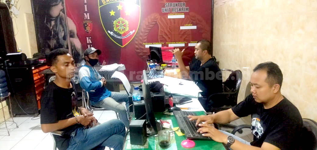 DIPERIKSA POLISI: Abdul Halim, warga Desa/Kecamatan Arjasa, diperiksa polisi karena mengaku sopir seorang anggota tentara, dan menipu warga.