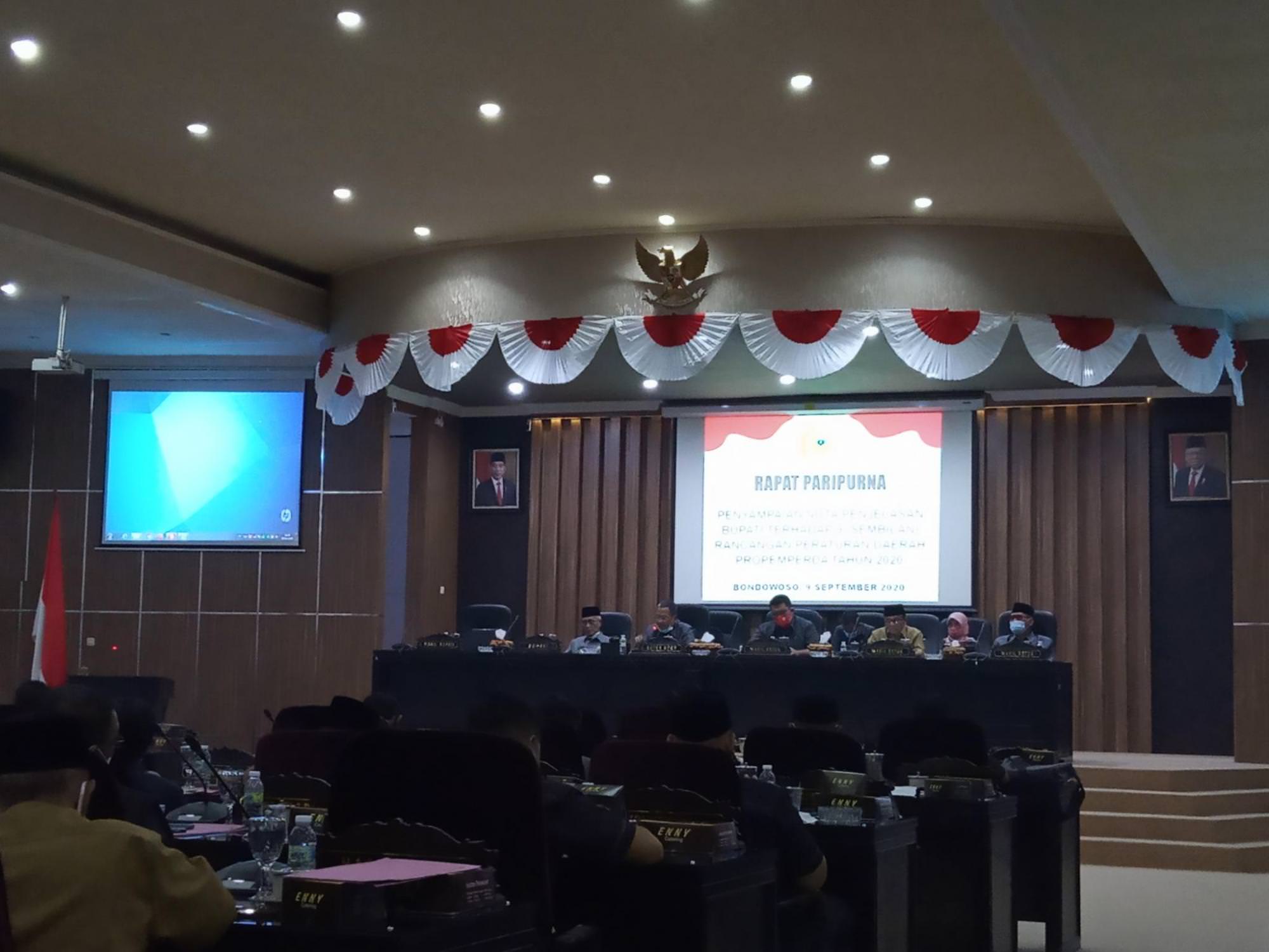 SEPAKAT DIBAHAS: Bupati dan Ketua DPRD ketika paripurna membahas Raperda tentang Perubahan OPD. Ini adalah titik awal pembahasan KUA-PPAS yang sempat tertunda. Juga menyertakan nota sembilan raperda.