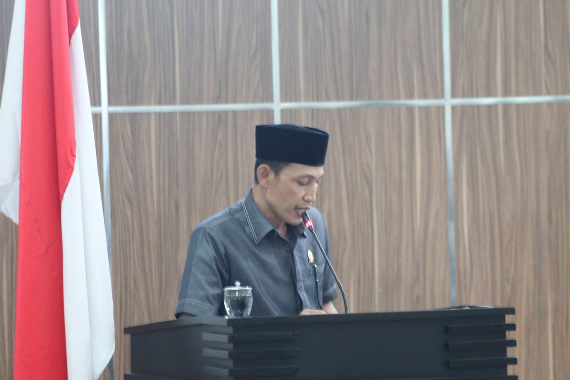 PERTANYAKAN: Juru Bicara Fraksi Gerindra Abdul Majid saat membacakan pandangan umum fraksi dalam rapat paripurna, kemarin.