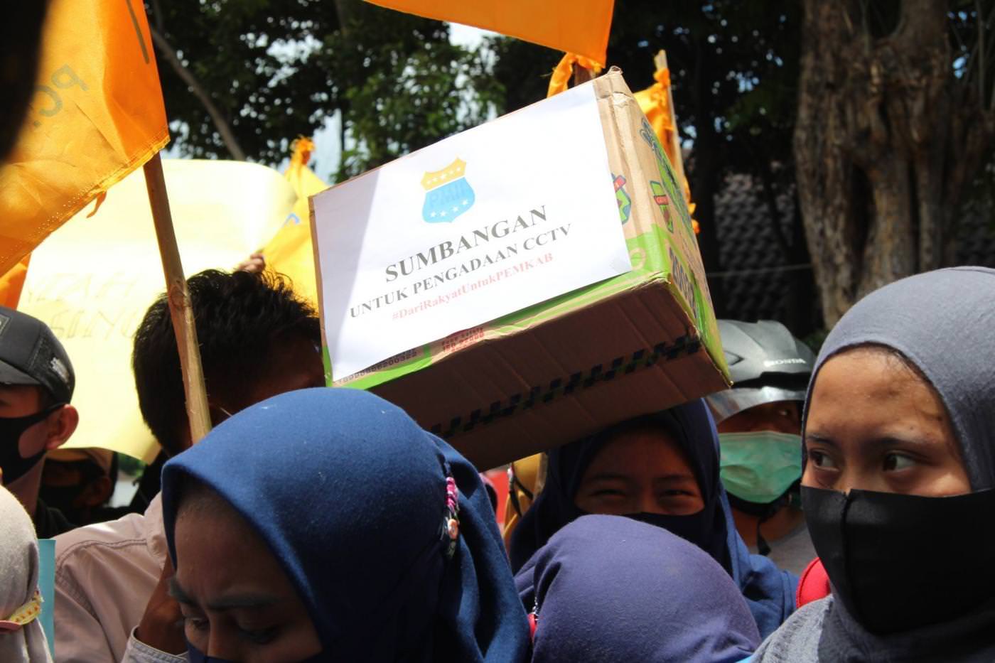 URUNAN: Massa aksi terlihat membawa kardus berisi uang sumbangan untuk diberikan kepada Pemkab Lumajang. Mereka kumpulkan sebagian uangnya untuk membantu pasangan kepala daerah Thoriq-Indah mewujudkan janji pemasangan CCTV.