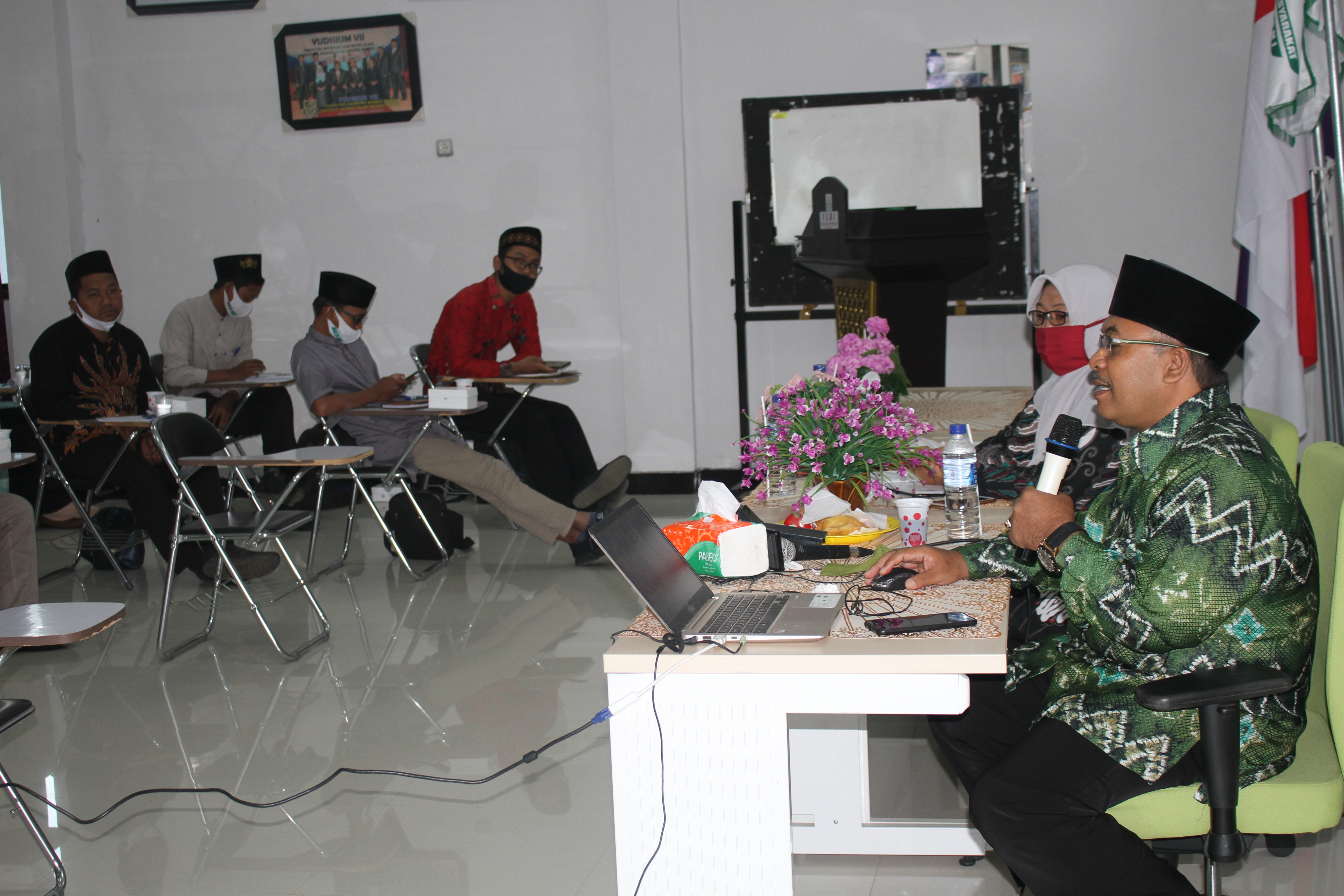 WORKSHOP: Paparan salah satu penyaji saat pelatihan untuk Lembaga Amil Zakat (LAZ) di Aula Gedung FEBI IAIN Jember, Sabtu (19/9) lalu.