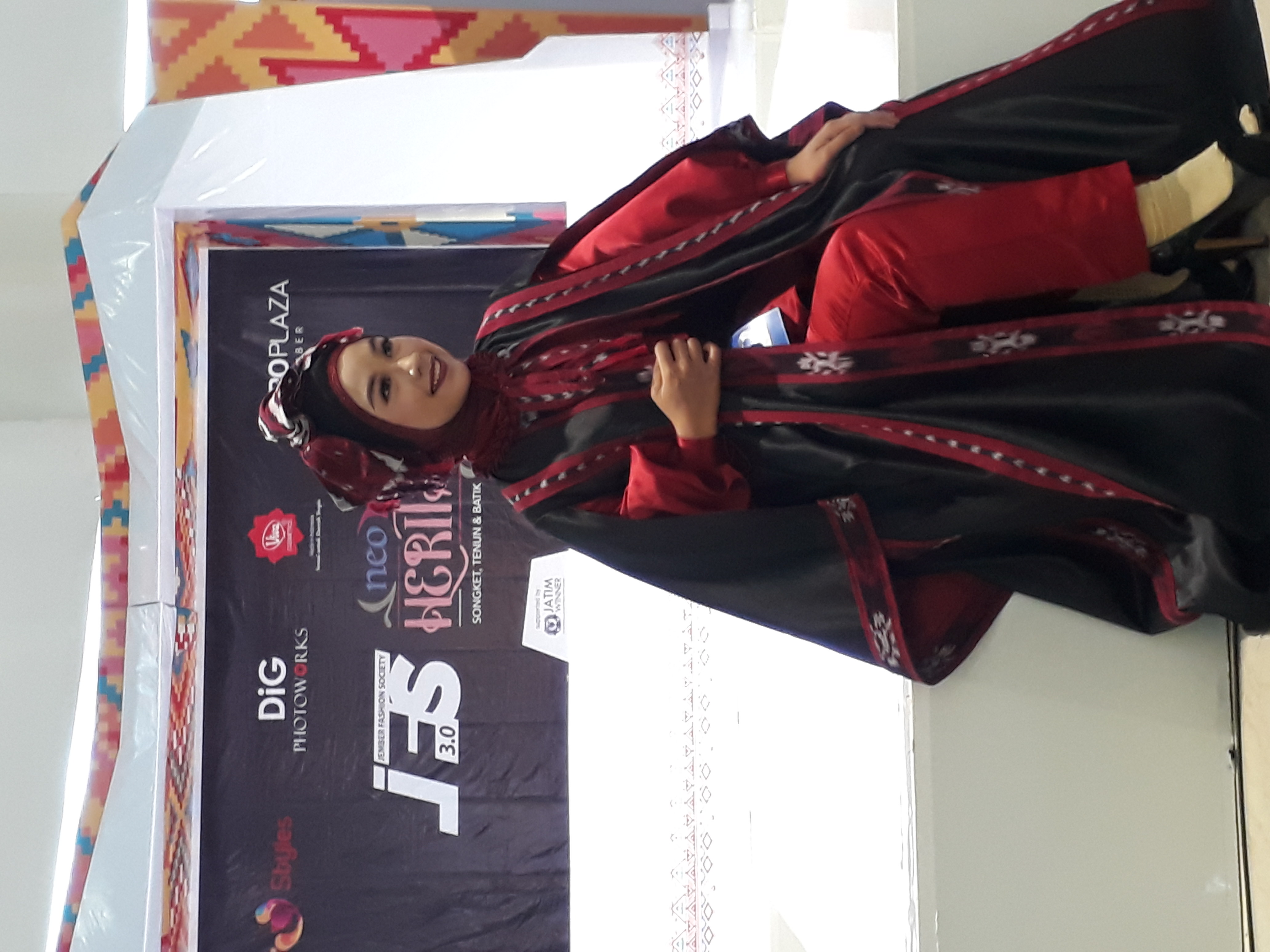 MODIS: Naura Yasmin saat unjuk kemampuan dalam lomba fashion show di Lippo Plaza Jember, Jumat (11/9) lalu.