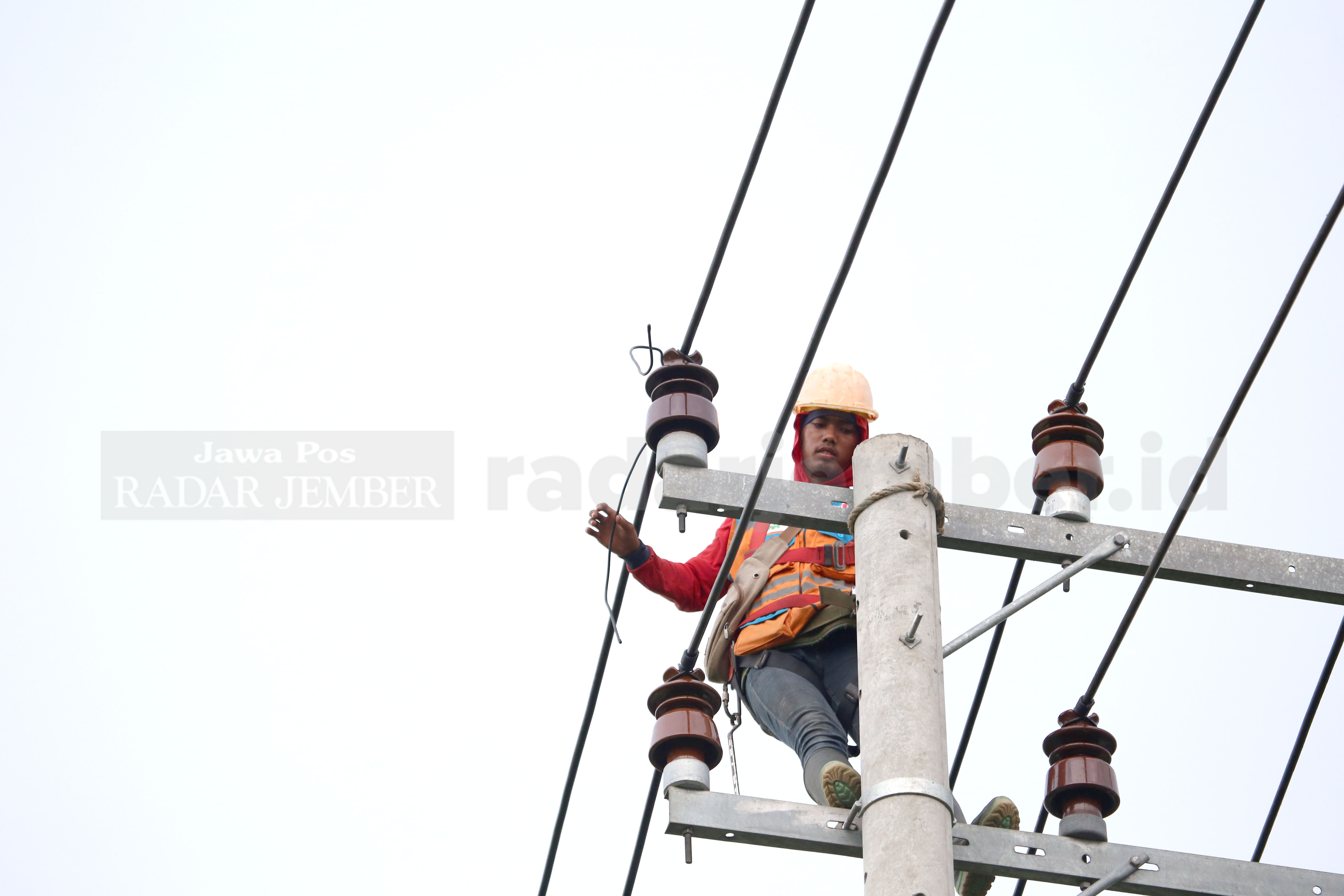 KURANG SEDIKIT: Elektrifikasi PLN wilayah kerja UP3 Jember, yang meliputi Kabupaten Jember dan Kabupaten Lumajang, masih mencapai 99 persen.