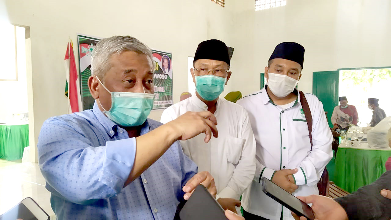 LAYANAN KESEHATAN: Ketua Yayasan Rumah Sakit Islam (Yarsis) Jawa Timur M. Nuh (kiri) melakukan peninjauan ke Klinik RSNU Bondowo, kemarin.