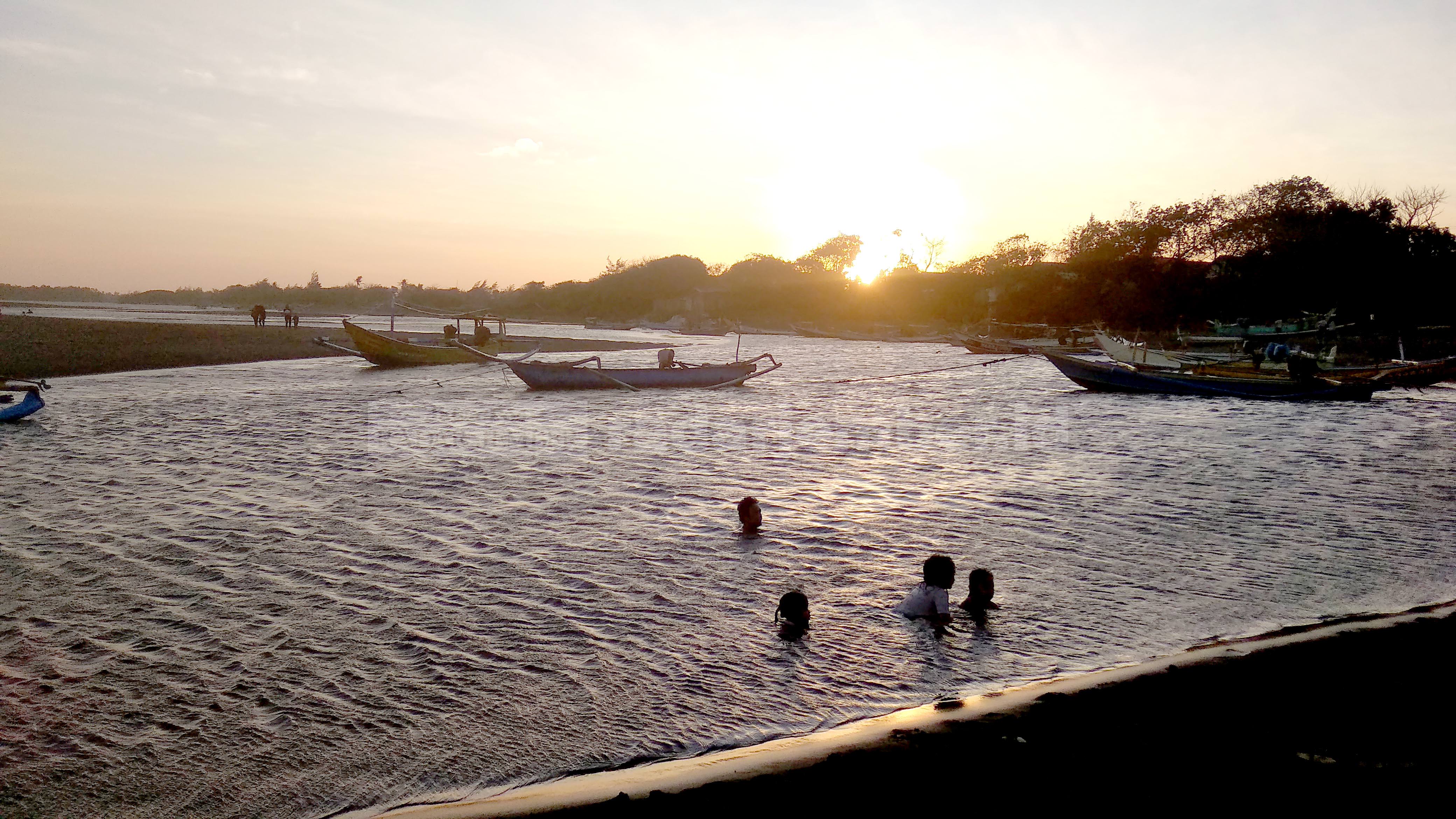 EKSOTIS: Salah satu pemandangan pantai di Puger yang bersebelahan dengan Jalur Lintas Selatan (JLS). Tak jauh dari lokasi tersebut, juga berdiri banyak pemilik usaha yang bergerak di tambak udang.