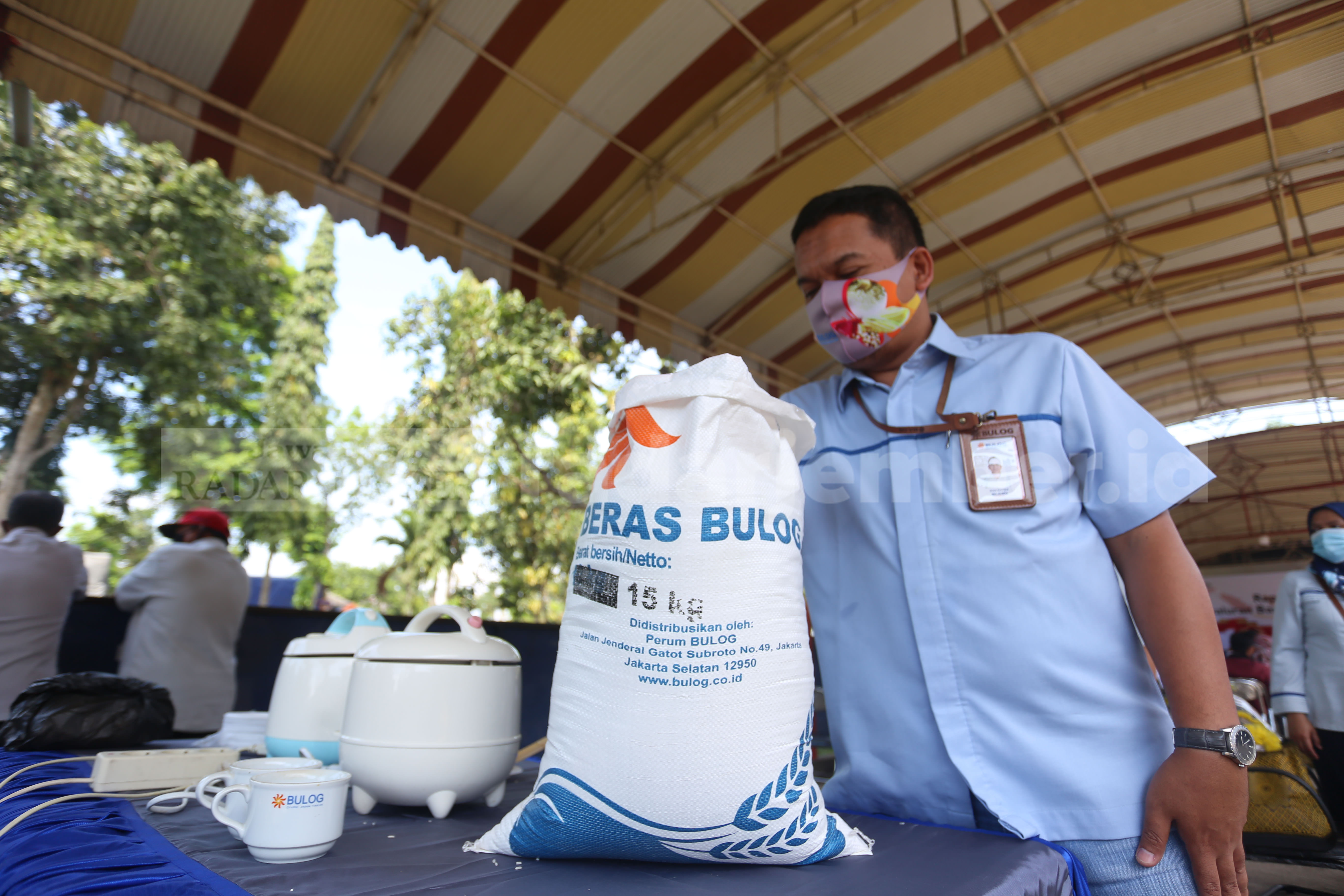 TAK BOLEH DIGANTI: Kepala Bulog Subdivre Jember Budi Sultika memantau beras kualitas medium untuk bantuan ke PKM. Beras bantuan tersebut tidak diperkenankan diganti bungkusnya. Selain itu, dilarang didistribusikan lewat desa.