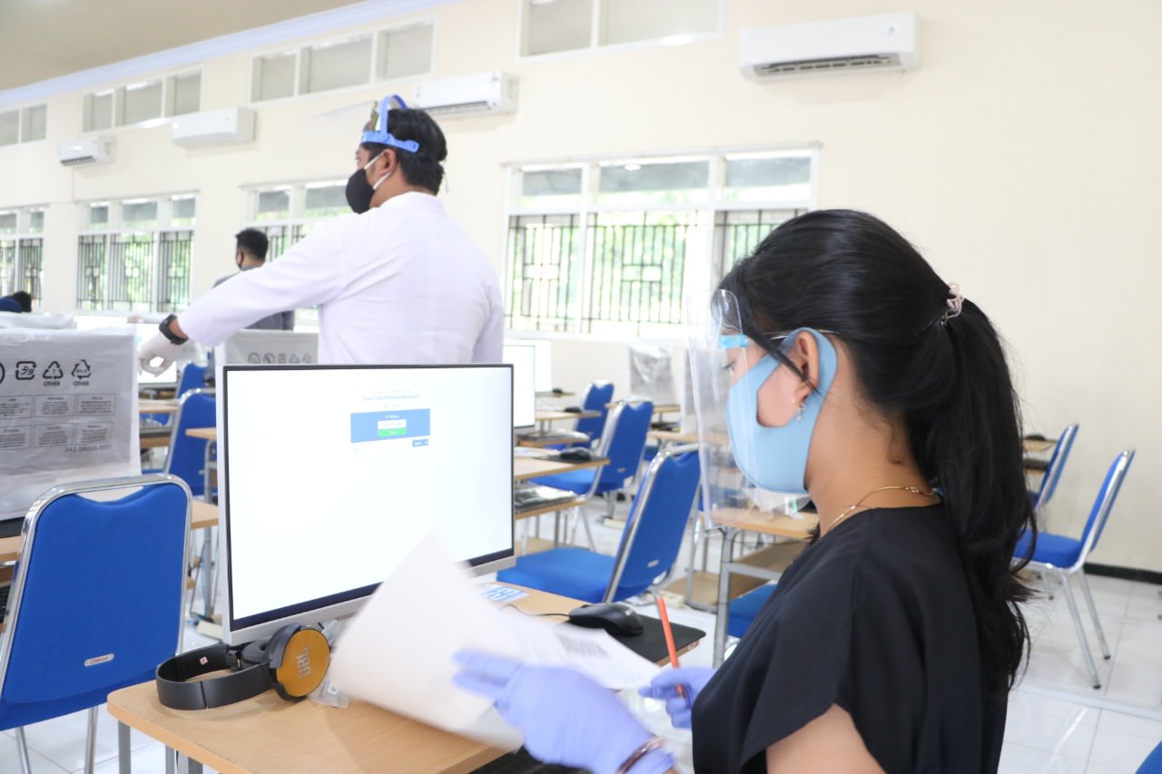 KERJAKAN SOAL: Sejumlah siswa sedang mengakses web untuk seleksi SBMPTN UNEJ.