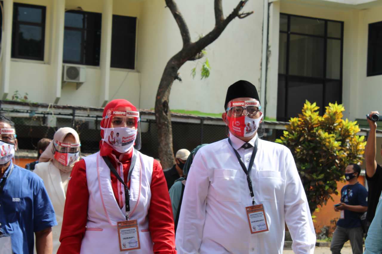 DIKAWAL SIMPATISAN: Faida- Vian datang ke KPU Jember untuk mendaftar sebagai calon Bupati Jember.