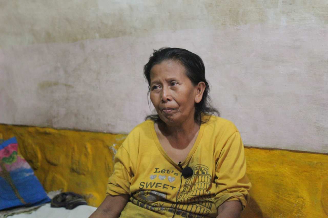 SUSAH: Asnawiyah berbagi cerita kehidupannya di bangunan bawah jembatan, yang kerak disebut sebagai gua Gladak Kembar.