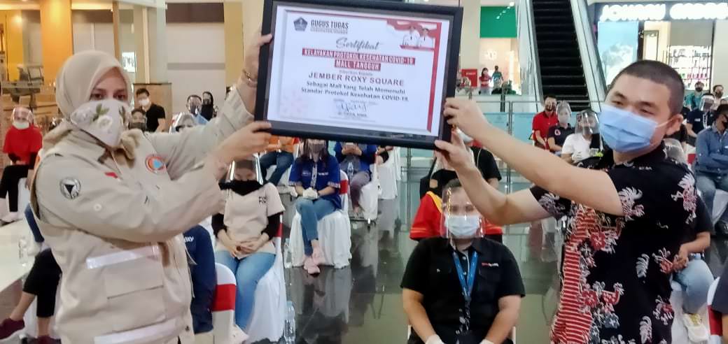 DAPAT REWARD: Bupati Faida memberikan sertifikat penghargaan pada Luis Santana, pemilik RoxY Mall Jember.