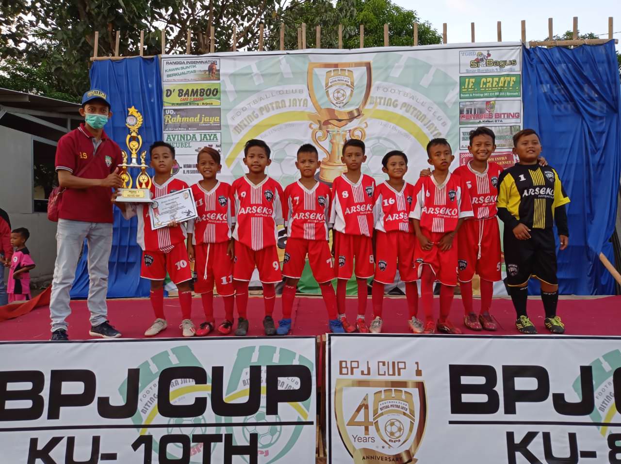 BUKAN TURNAMEN RESMI: Suasana latihan bersama beberapa SSB di Jember, Minggu (27/9), lalu di Lapangan Biting Arjasa.