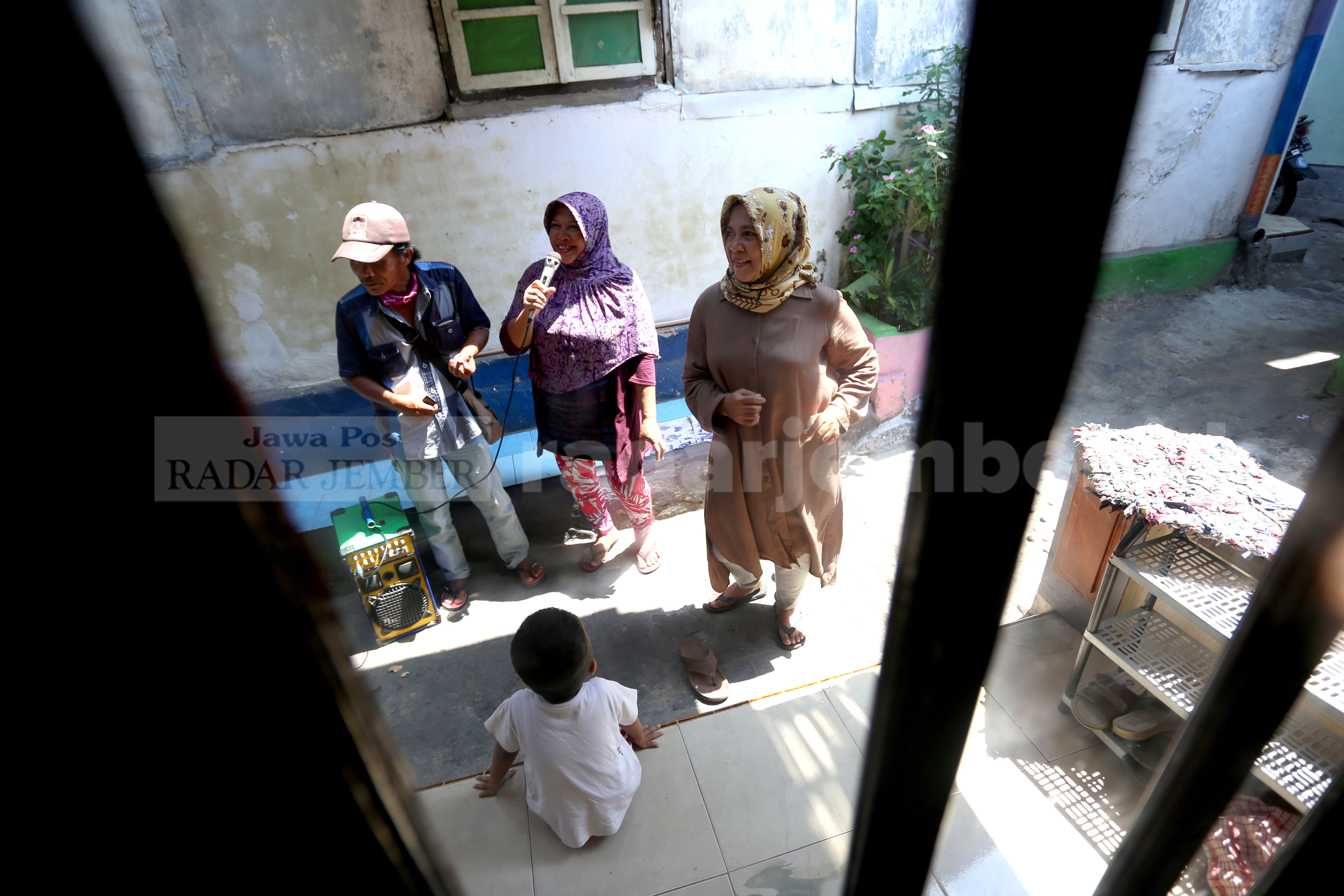 DEMI MENCARI NAFKAH: Sunito, pengamen yang berkeliling di perkampungan depan Pasar Kepatihan. Kehadiran pengamen seperti ini menjadi pelipur lara warga yang ingin karaoke, lantaran tempat karaoke tutup sementara akibat Covid-19.