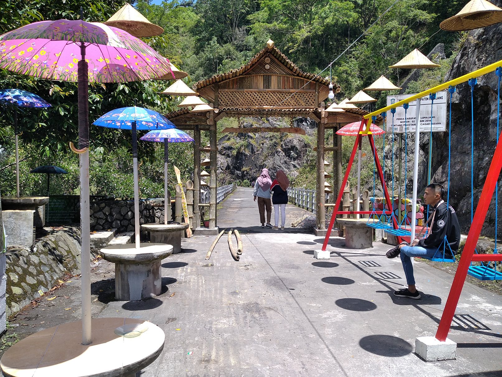 DIURUNGKAN: Jembatan Perak di Kecamatan Candipuro yang sempat ramai di sosial media ini dihiasi pernak-pernik. Namun, semuanya langsung ditutup karena ada intervensi pemerintah pusat.