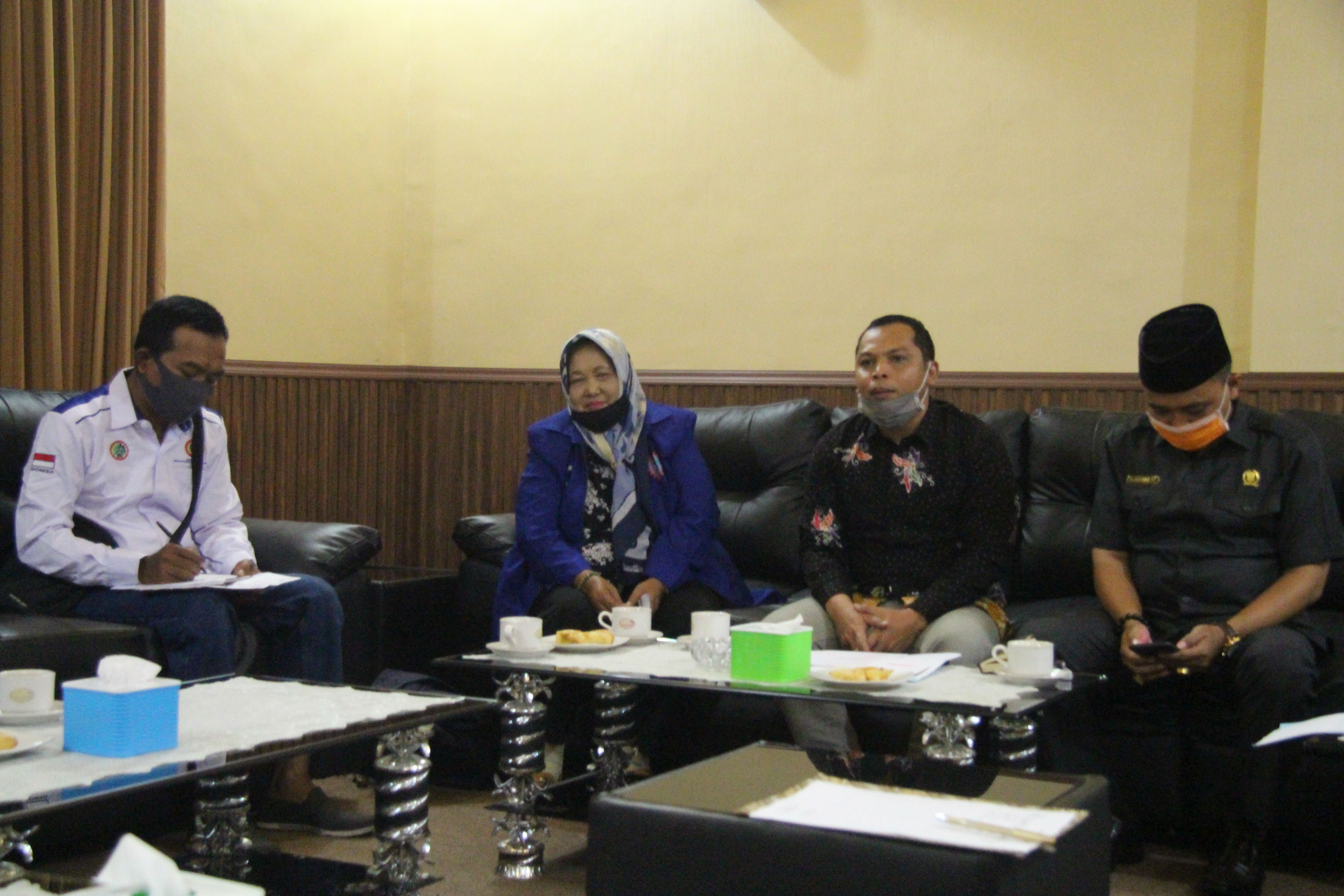 WADUL: Tujuh orang perwakilan Konferensi Serikat Pekerja Indonesia (KSPI) Lumajang mendatangi Kantor DPRD untuk menyampaikan keberatannya terkait UU Cipta Kerja. Sebab, mereka menilai peraturan itu merugikan pekerja.