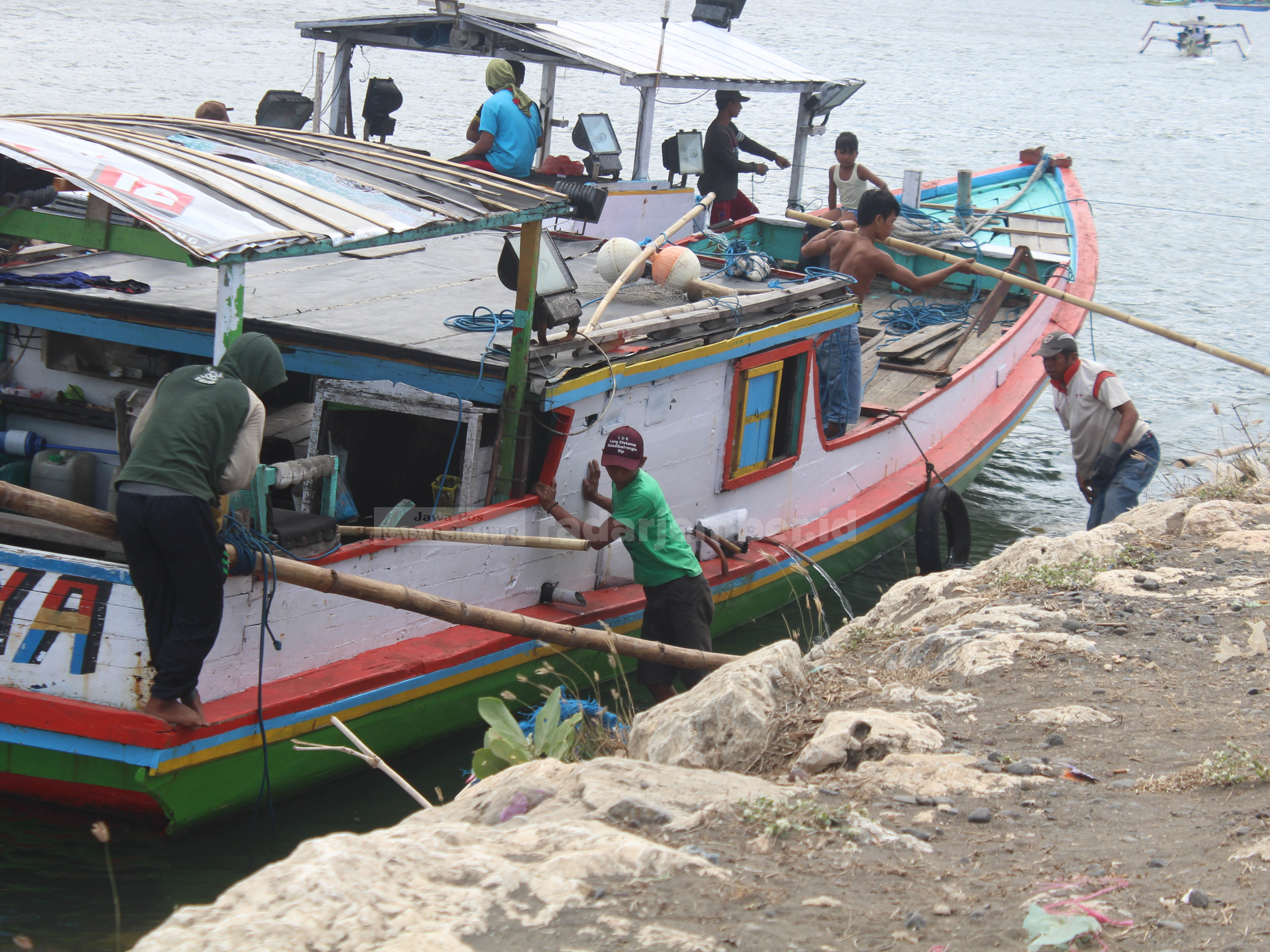 TETAP CARI IKAN: Di tengah kondisi ikan yang sulit didapat, hanya ikan jenis layur yang masih bermunculan di Pantai Pancer, Puger. 