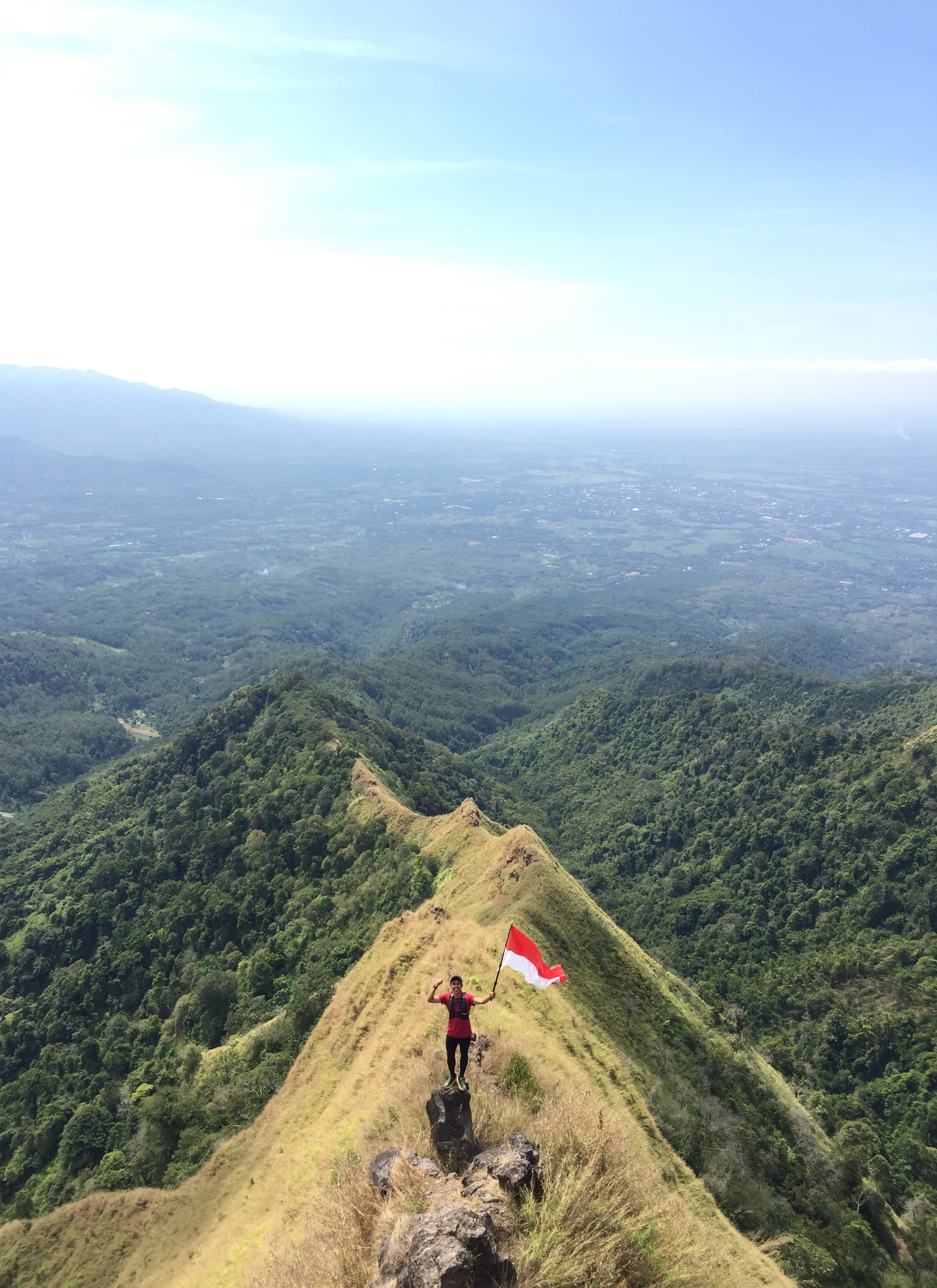 MEMESONA TAPI PENUH JURANG: Pelari gunung mencoba jalur Bukit Piramid. Bukit yang titik startnya di Kecamatan Curahdami tersebut telah memakan dua korban jiwa dan terakhir terdapat orang tersesat.